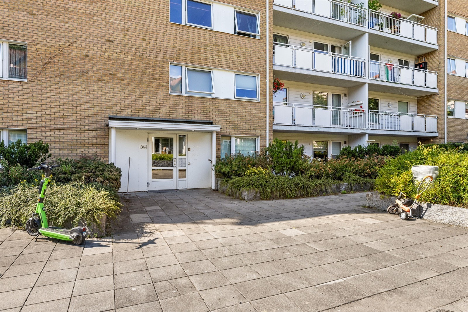 Kort vei til Akerselva, Torshovdalen og Birkelunden - perfekte områder for både løpeturer, kafébesøk og rekreasjon. Dælenenga idrettsplass og tennisbane i nærområdet. Galleribilde