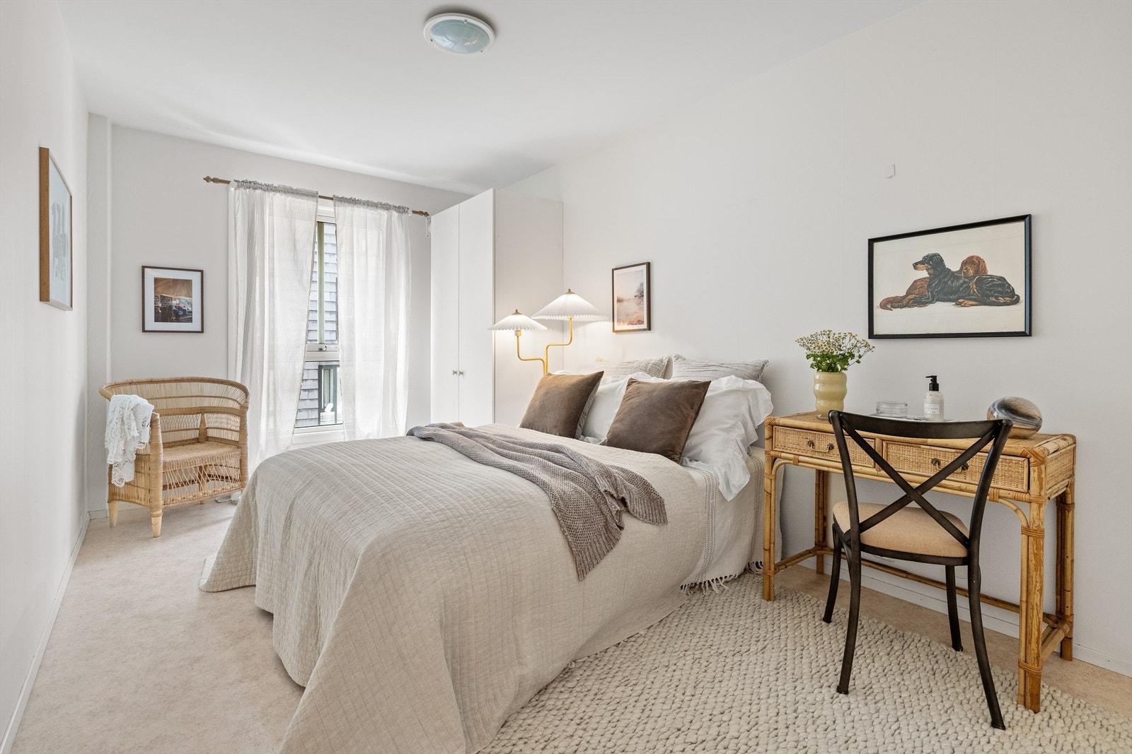 Stort og rolig soverom med plass til dobbeltseng, nattbord og garderobeskap. Vindu mot rolig gate. Galleribilde