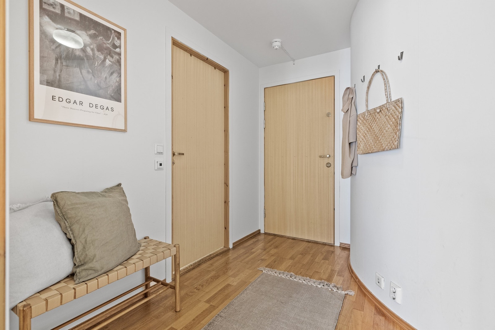 Velkommen inn! Entre med callinganlegg og gjennomgående parkett videre inn i stue og kjøkken. Galleribilde