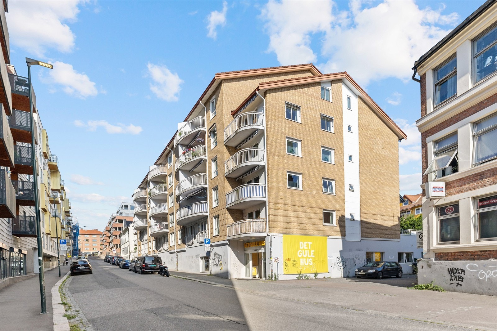 Leiligheten ligger ut mot en rolig, enveiskjørt gate. Galleribilde