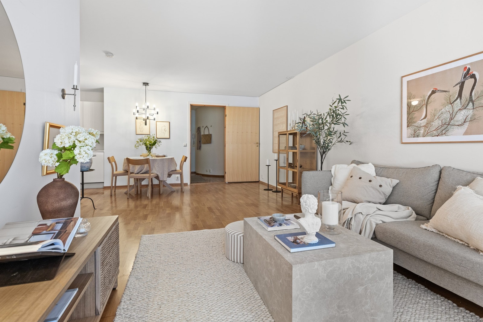 Fra leiligheten er det gangavstand til både Mathallen, Birkelunden, trikk, buss og dagligvare - byen er rett utenfor døren. Galleribilde