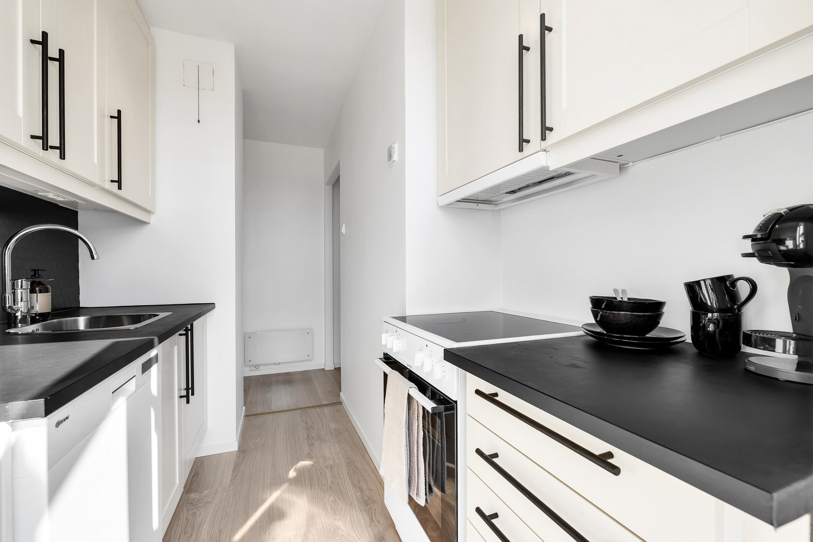 Stilrent kjøkken med god skapplass. Kjøkkenet er innredet med fronter av laminat og benkeplate av laminat. Galleribilde
