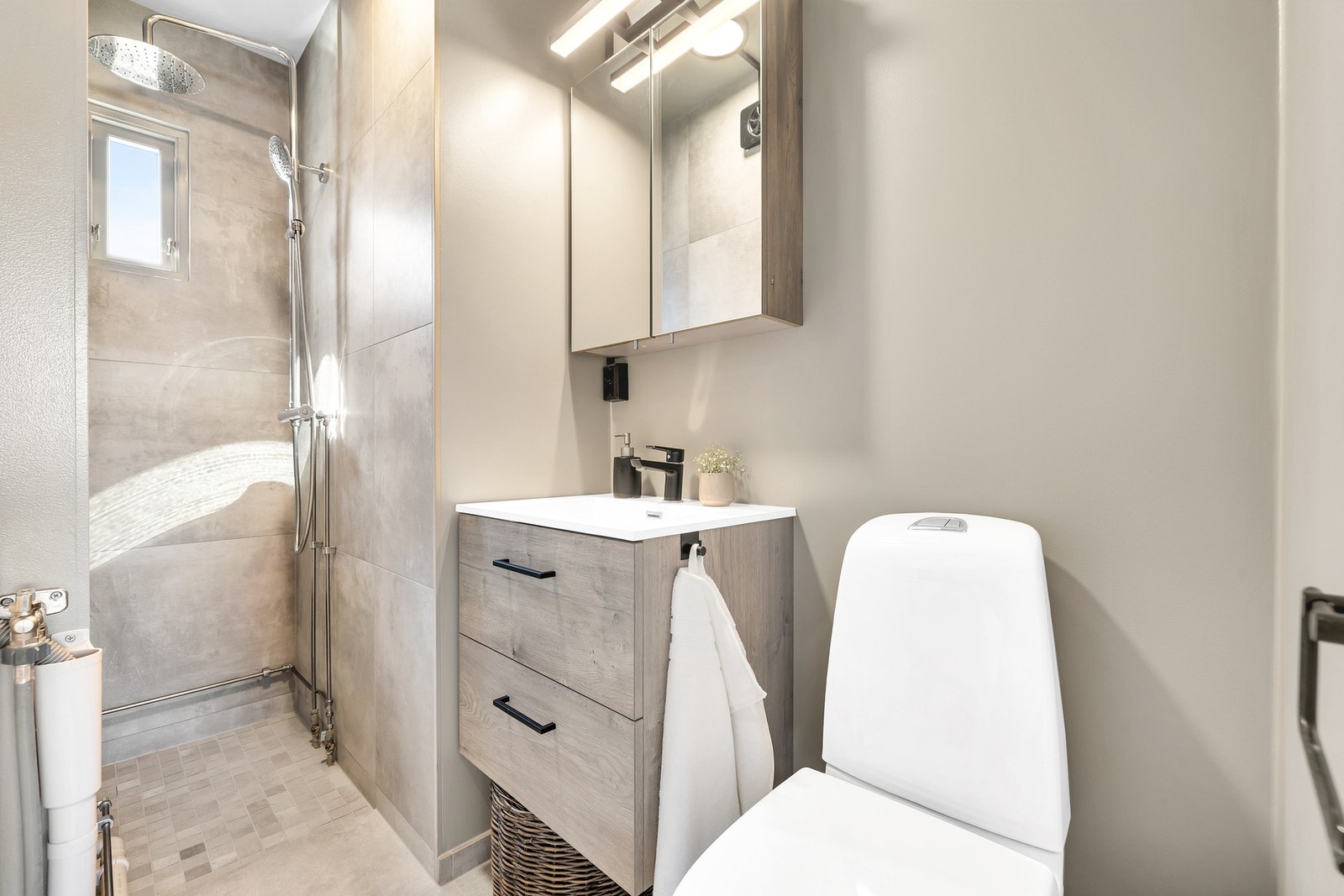 Lekkert flislagt bad på 3 kvm oppgradert i 2021. Badet fremstår i god stand og har fått gode tilstandsgrader fra takstmann. Galleribilde
