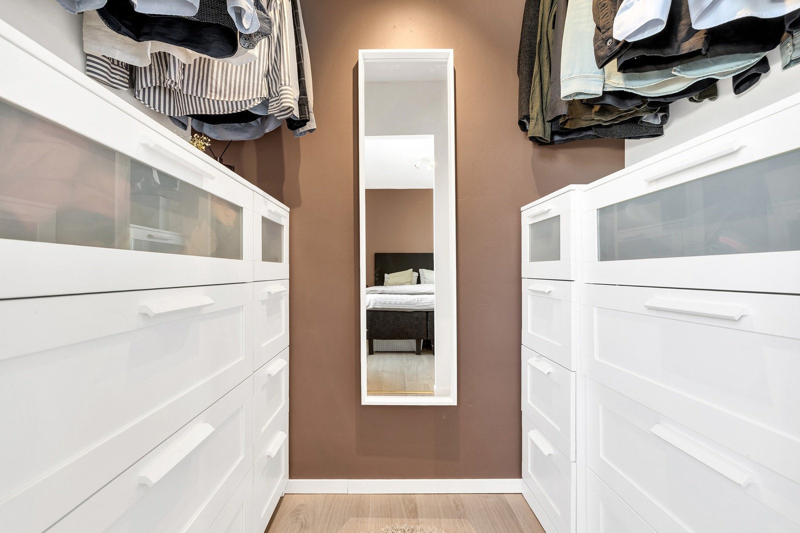 Her er det en egen walk-in garderobe på 2,5 kvm. Galleribilde