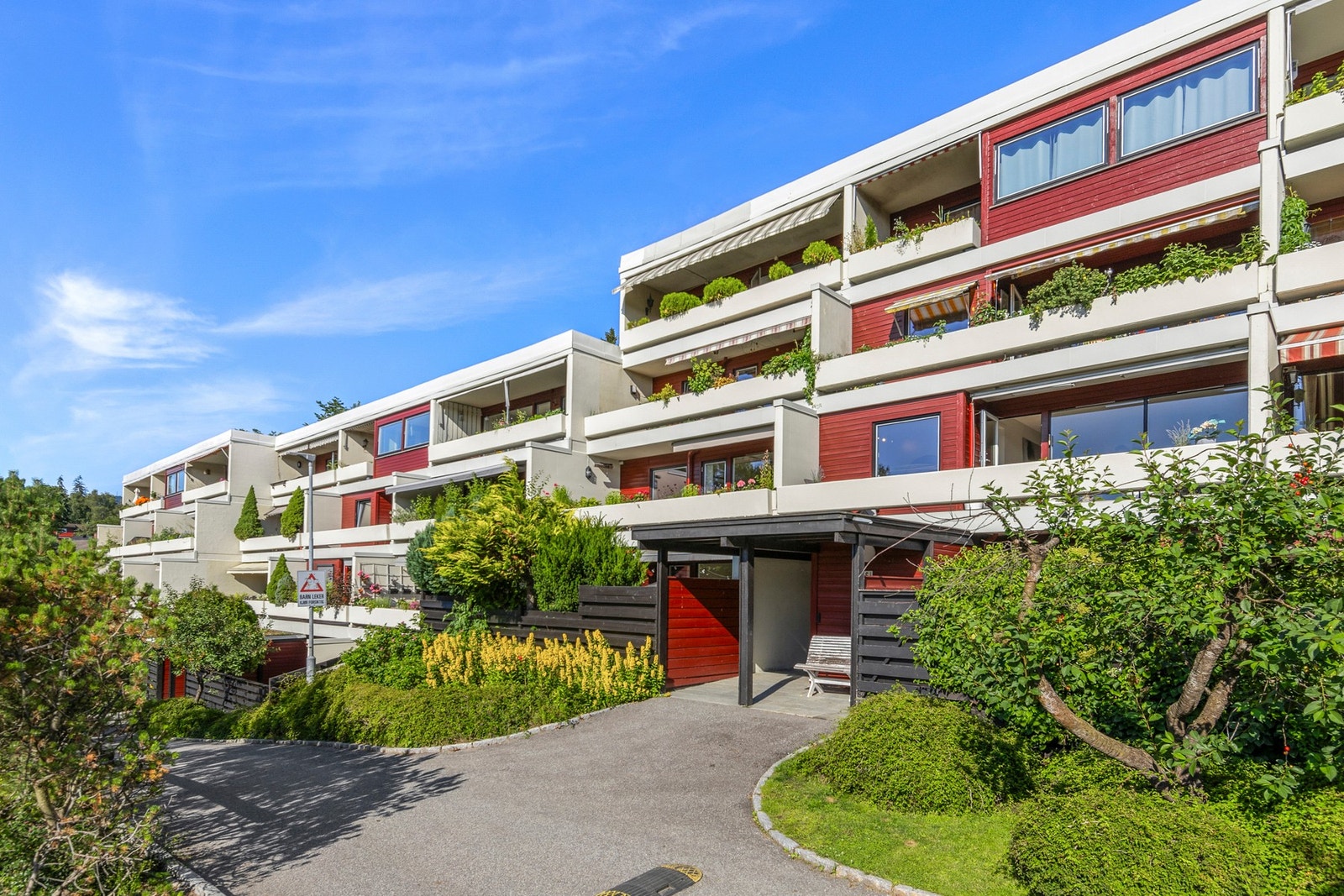 Inngangsparti og terrasse. Galleribilde