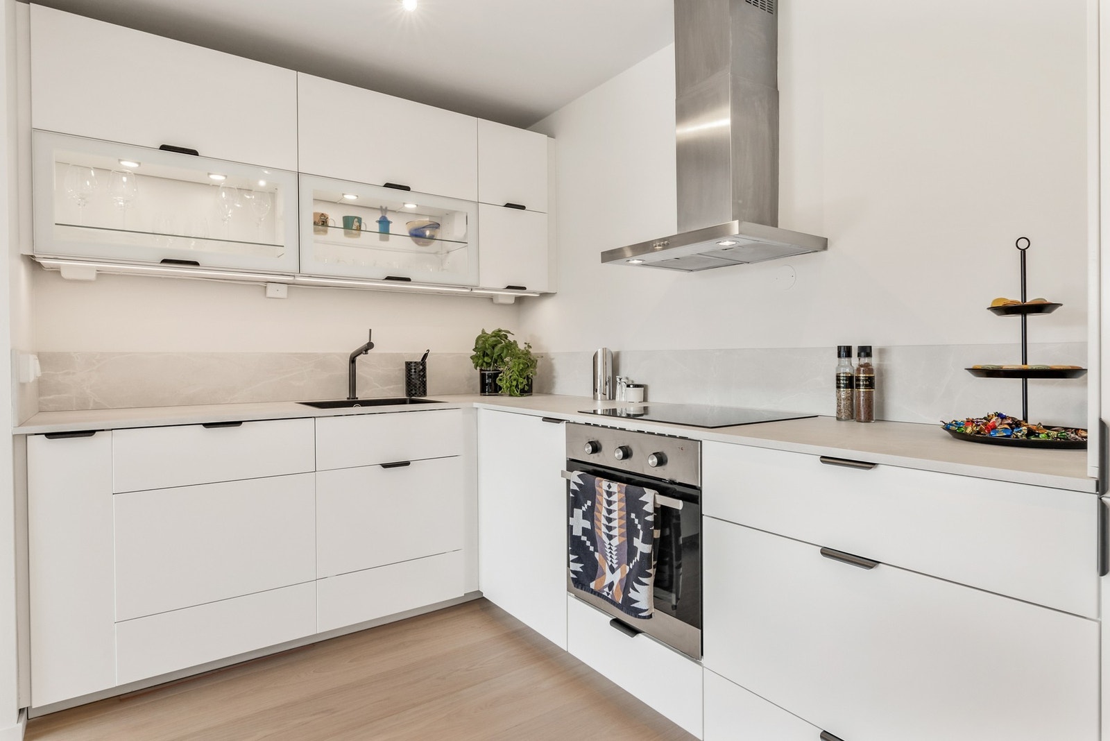 Videre har du rene og glatte flater, integrerte hvitevarer og rikelig med skap- benkeplass som gjør det enkelt å holde det ryddig og rent. Galleribilde