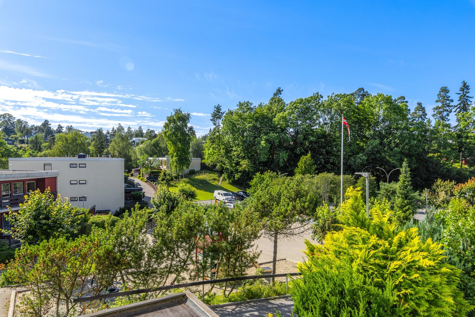 Vidt utsyn til store grøntområder og himmelen blå. Galleribilde