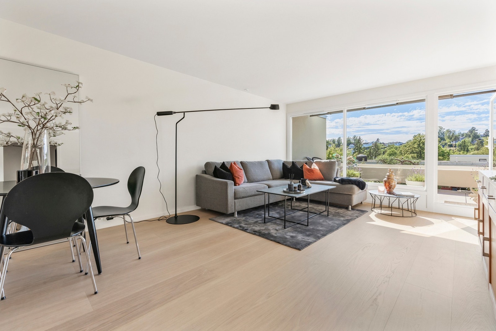 Lys, luftig og stor stue - uten spikerslag eller oppheng - med mange muligheter ved innredning. Galleribilde