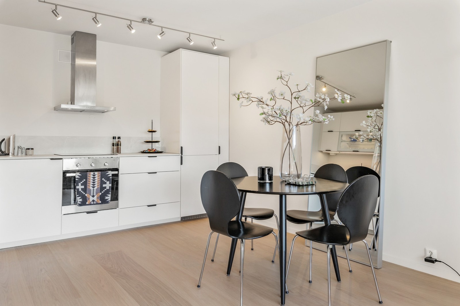 Ubrukt kjøkken etter omfattende oppgradering i 2025 - nye fronter, håndtak, kjøkkenbenk, vask og blandebattri. Galleribilde