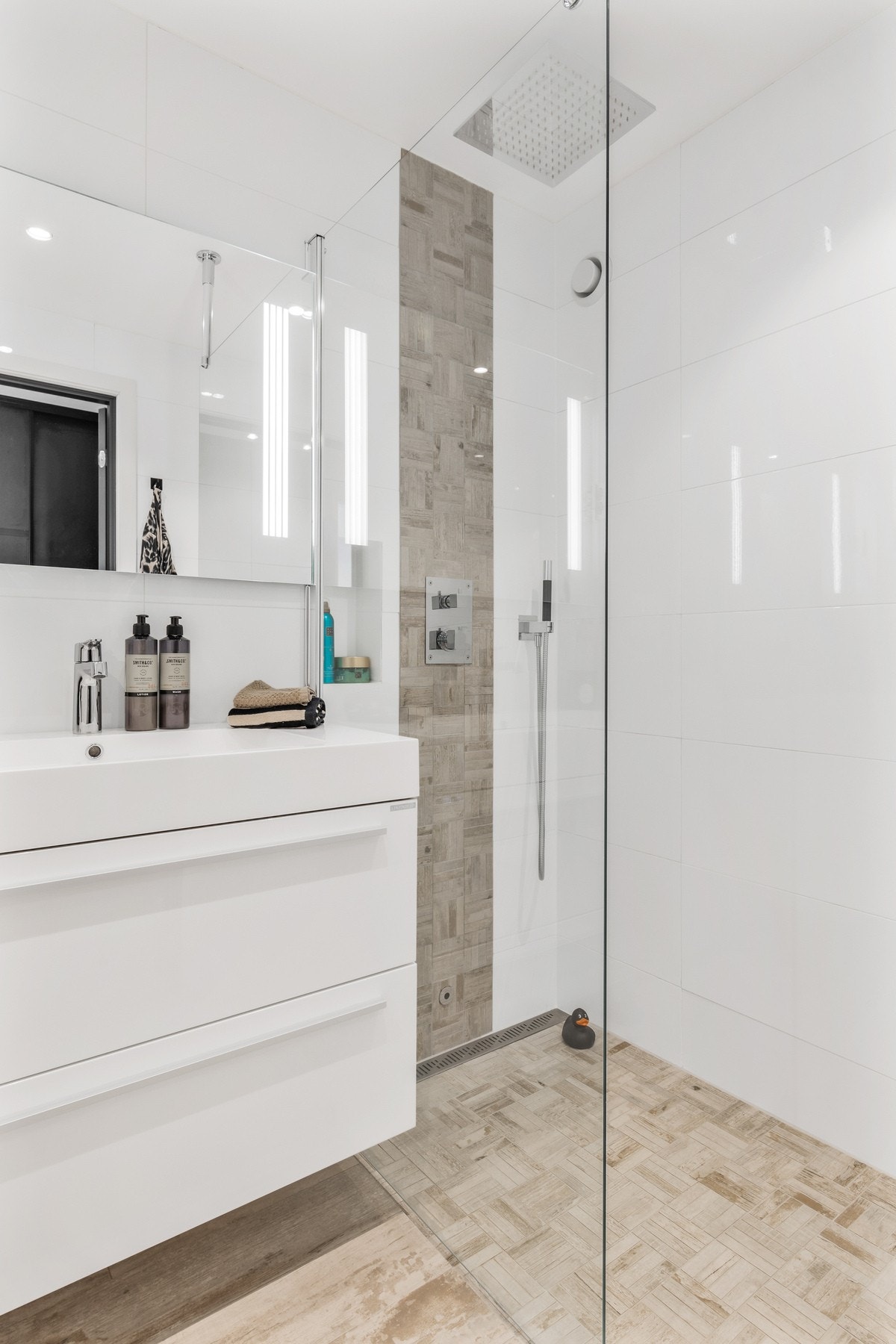 Romslig dusjnisje med både regn- og hånsdusj. Galleribilde