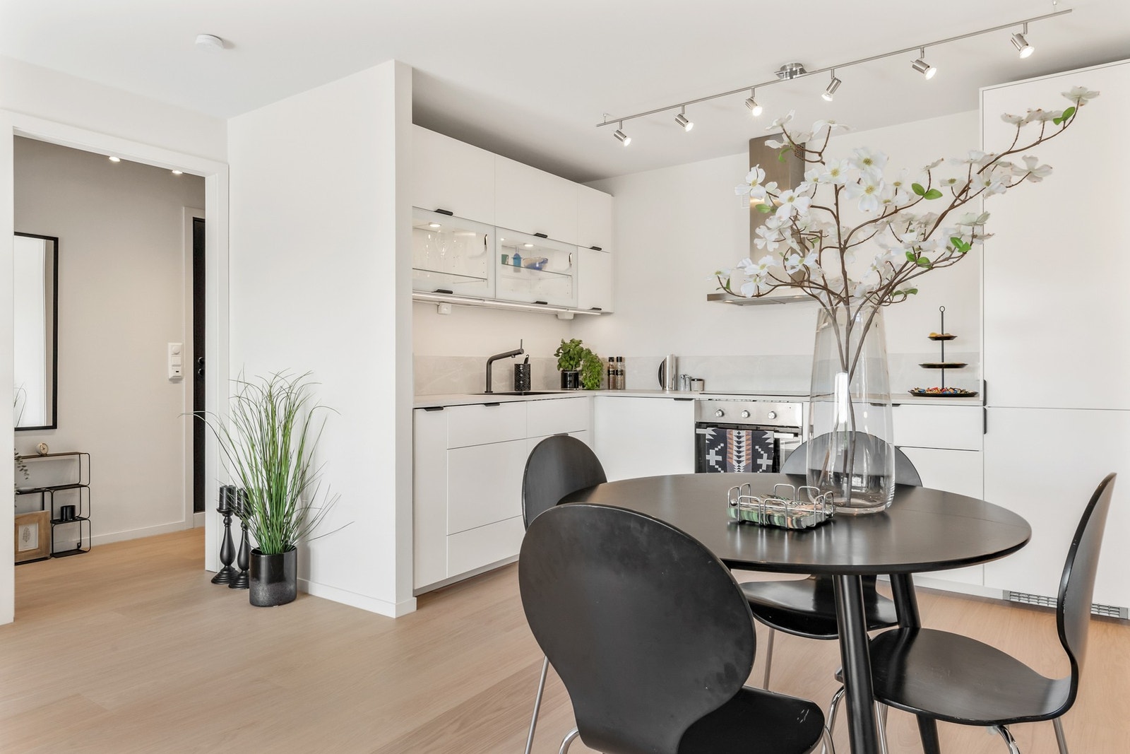 Moderne og tidløst kjøkken. Nåværende eier har gjort en betydelig oppgradering av kjøkken i 2025. Galleribilde