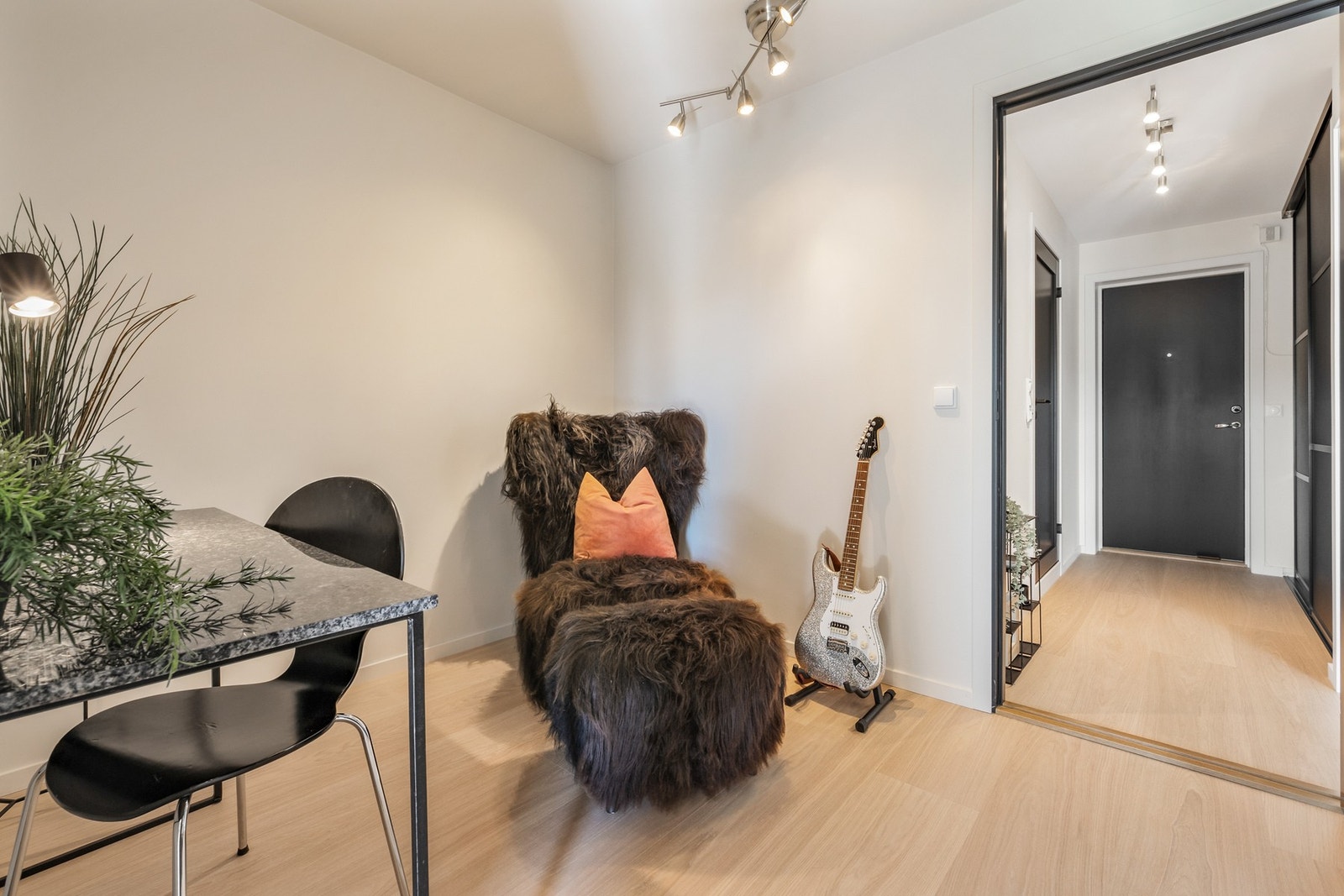 Det fleksible rommet kan fungere som soverom, gjesterom, TV-stue, hjemmekontor eller walk-in-closet - adkomst fra to dører gir godt gjennomlys. Galleribilde