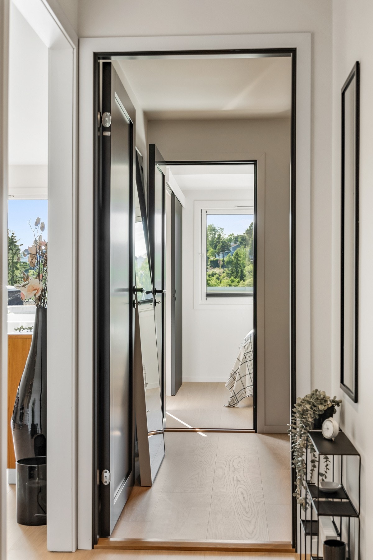 Entréen har godt gjennomlys fra både stue og soverom. Galleribilde