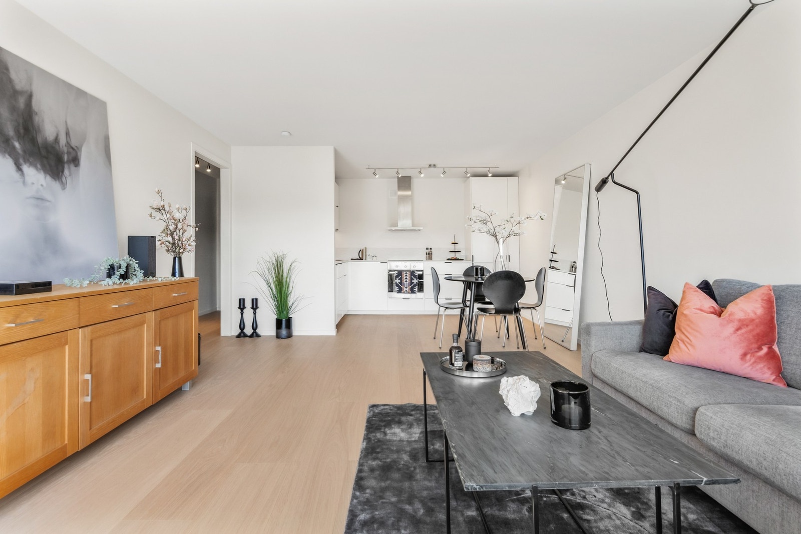 I 2025 ble leiligheten vesentlig påkostet med nye gulv i alle rom (minus bad), alle overflater ble pusset opp og innvendige dører ble skiftet ut. Galleribilde
