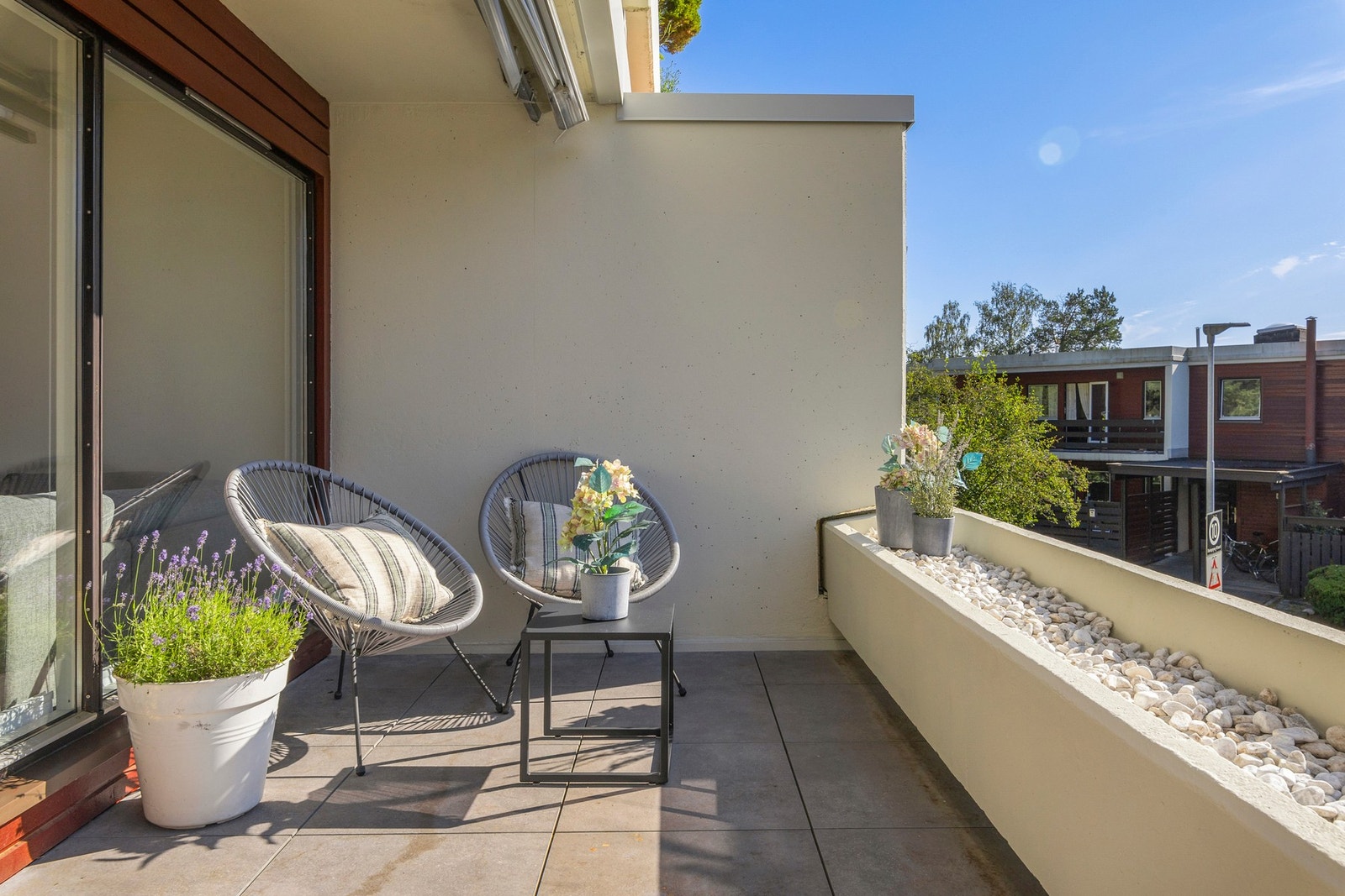 Meget luftig og romslig terrasse med god plass til utemøbler for soling eller avslapping. Galleribilde