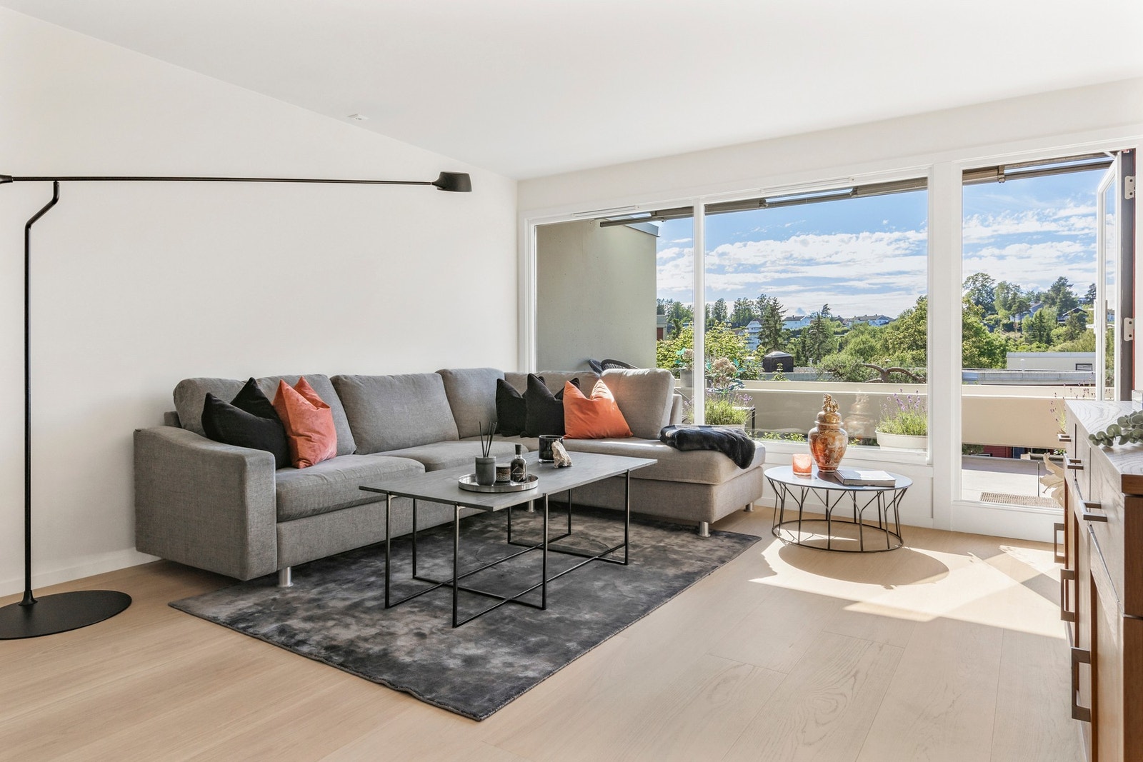 Ny solskjerming som utvendig markise og innvendige plissegardiner kan skjerme for lys om man ønsker. Galleribilde