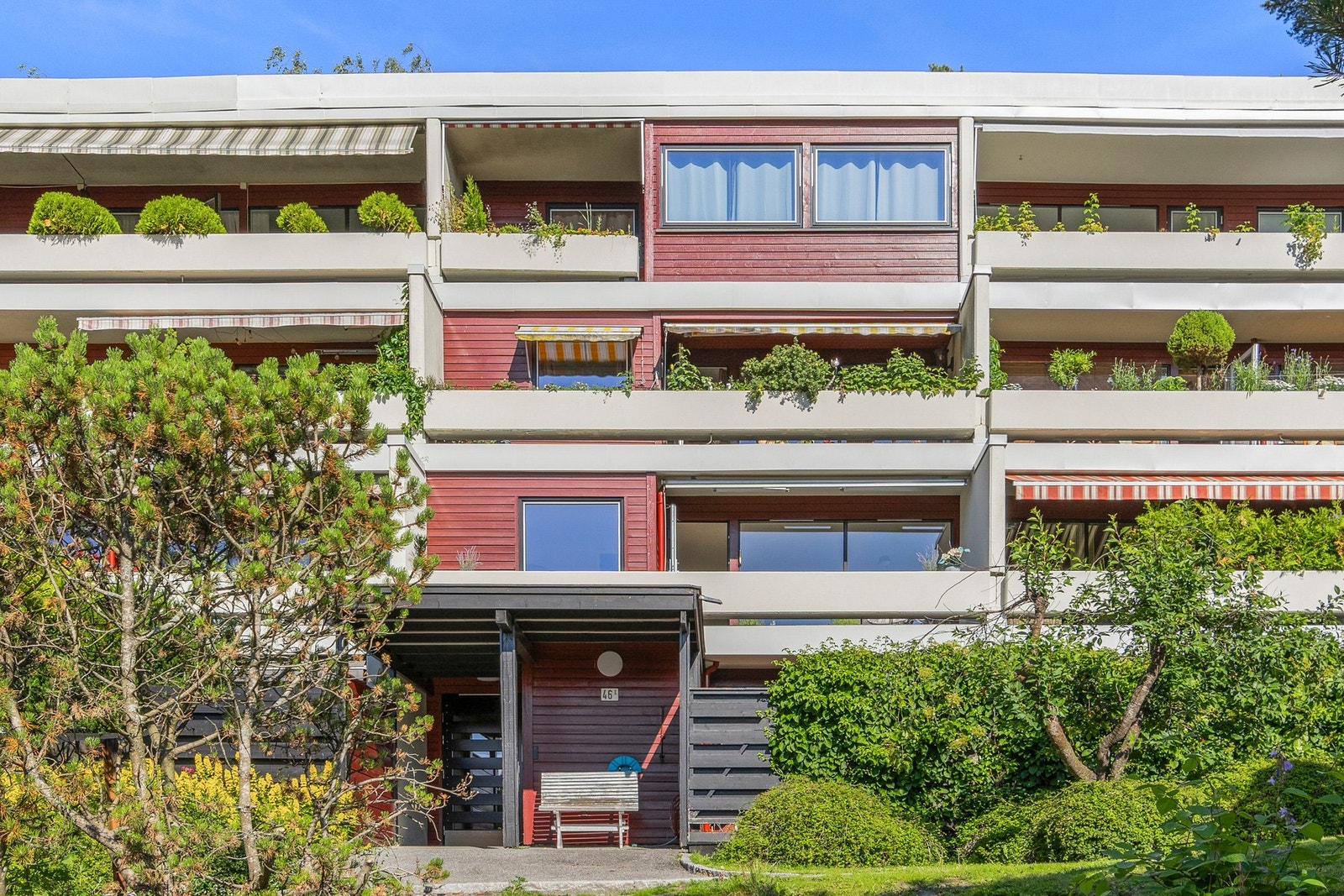 Inngangsparti og terrasse. Galleribilde