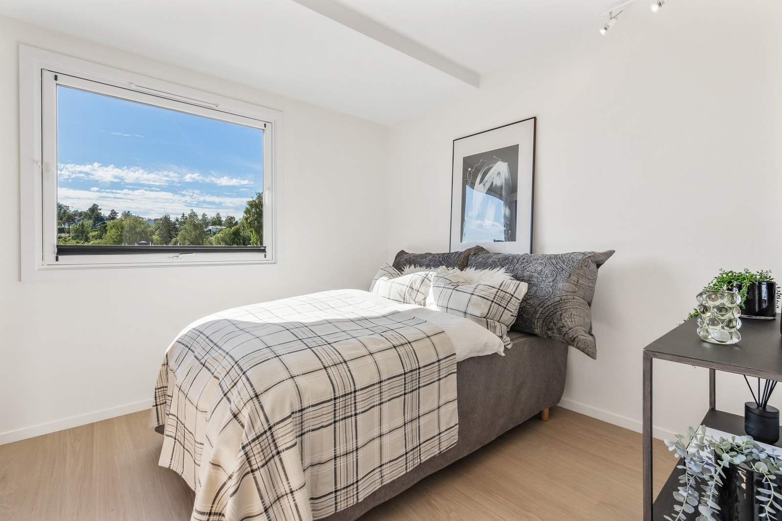 Soverommet har god plass til dobbeltseng og nattbord/skap eller konsollbord. Galleribilde