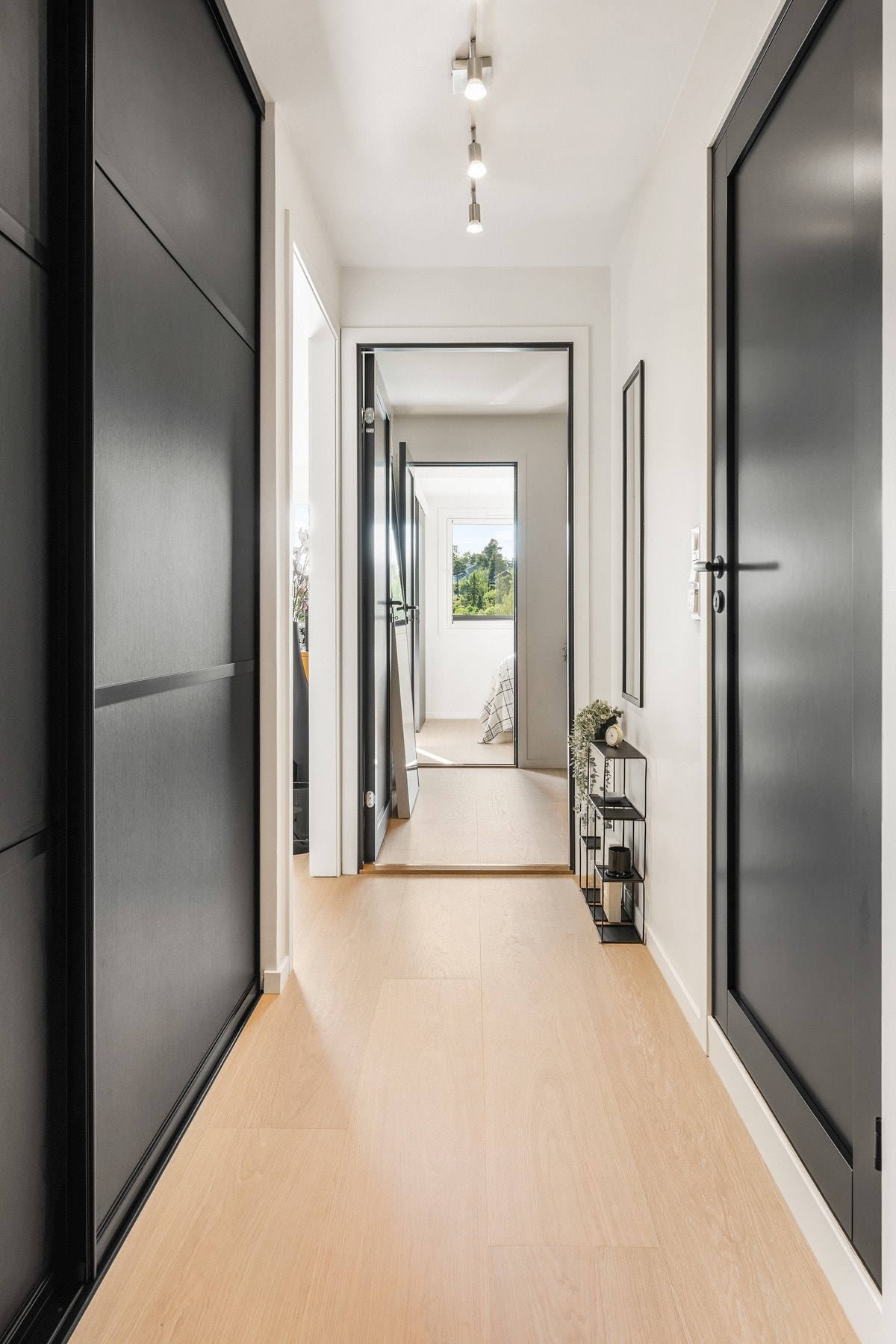 Lys og lekker entré med ny og stor skyvedørsgarderobe m/softclose. Galleribilde