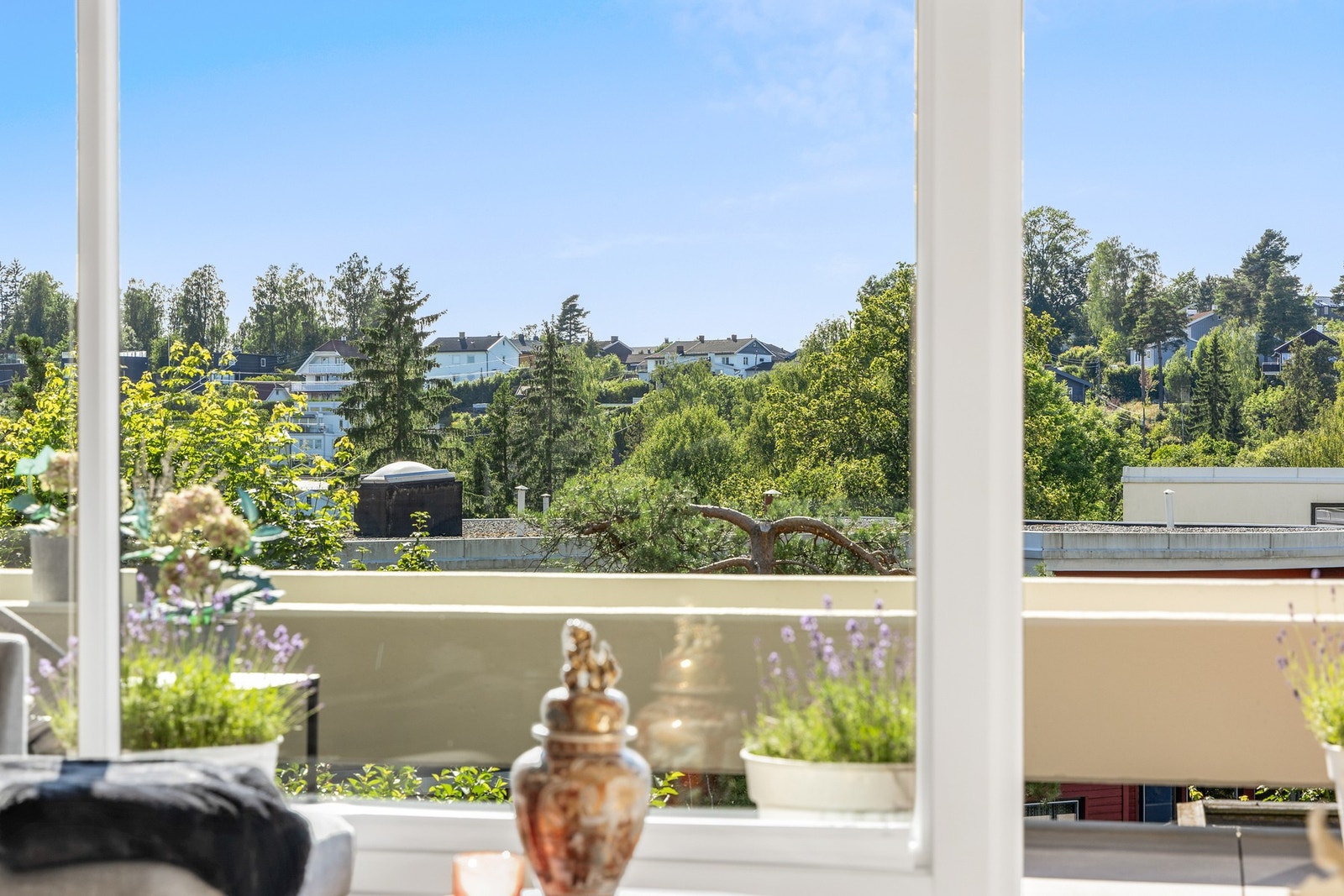 Her bor du attraktivt med stor vestvendt terrasse, svært gode solforhold og vidt utsyn uten gjenboere - vakkert til alle årstider. Galleribilde