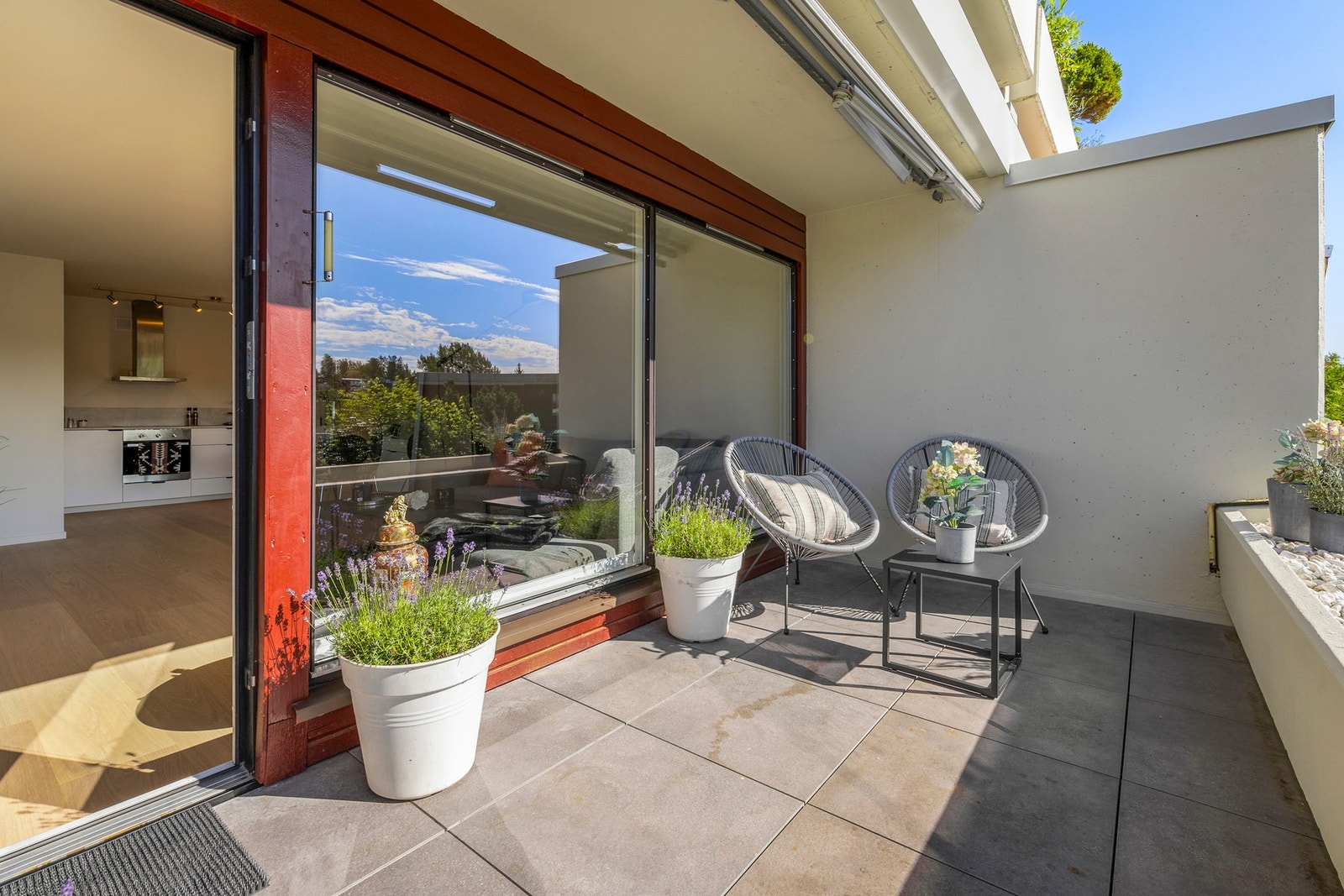 Fra stuen er det utgang til vestvendt terrasse på 11 m2 med svært gode solforhold fra tidlig ettermiddag til sent på kveld. Galleribilde