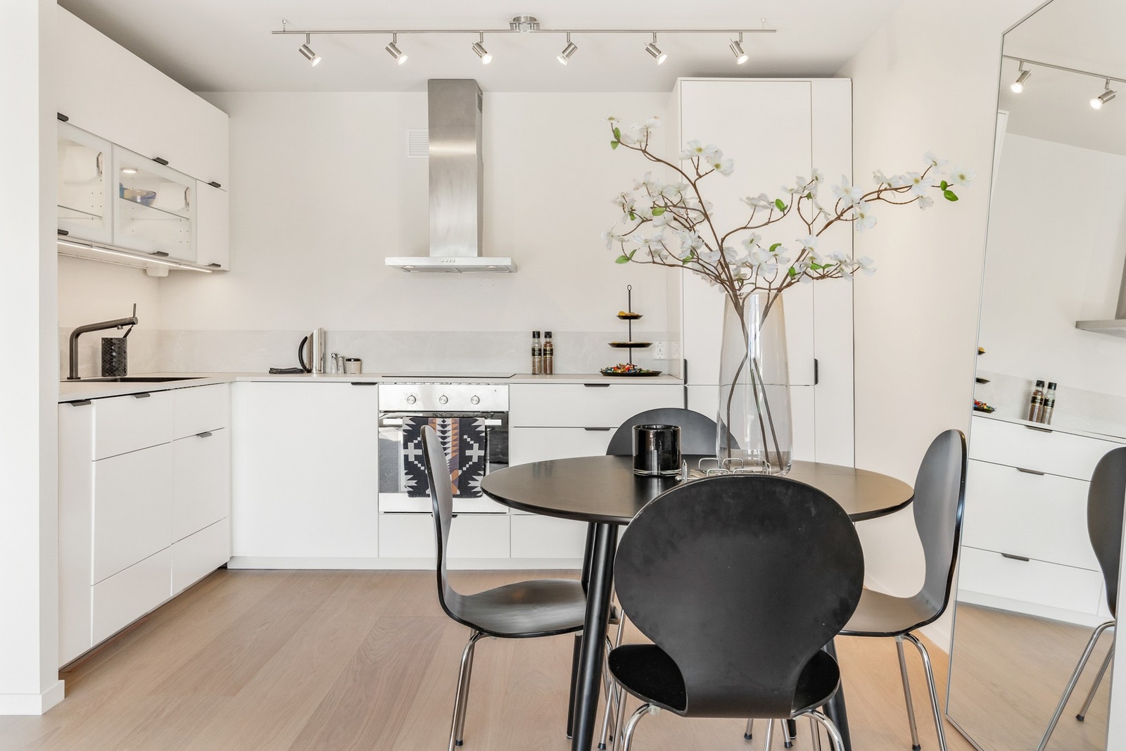 Kjøkkenet har åpen, romslig og fleksibel løsning mot stuen med god plass til stort eller lite spisebord. Gir en sosial og luftig romfølelse. Galleribilde