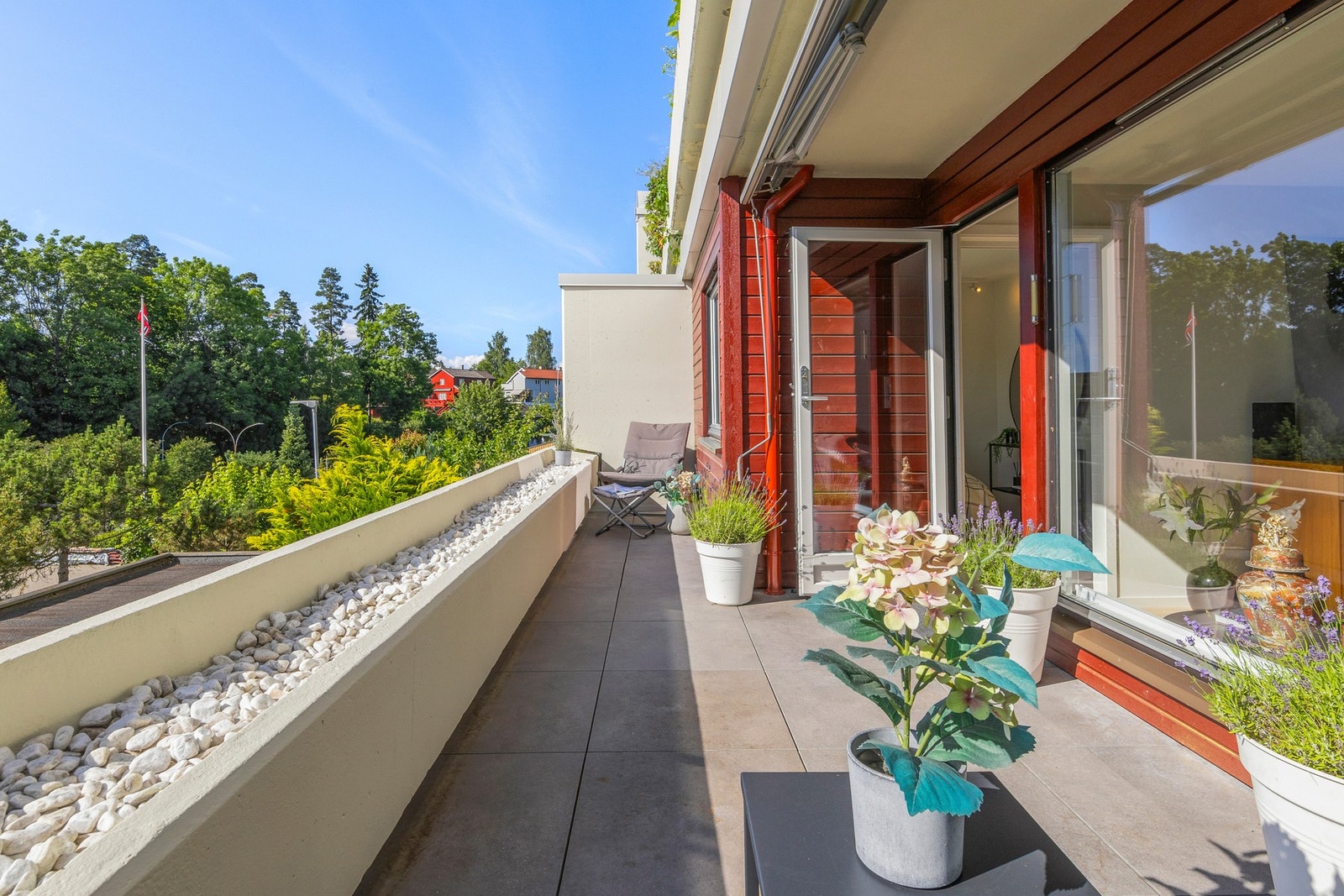 Terrassen har flere soner og den nye markisen i lysgrå farge øker trivselen ved beskyttelse mot både sol og regn. Galleribilde