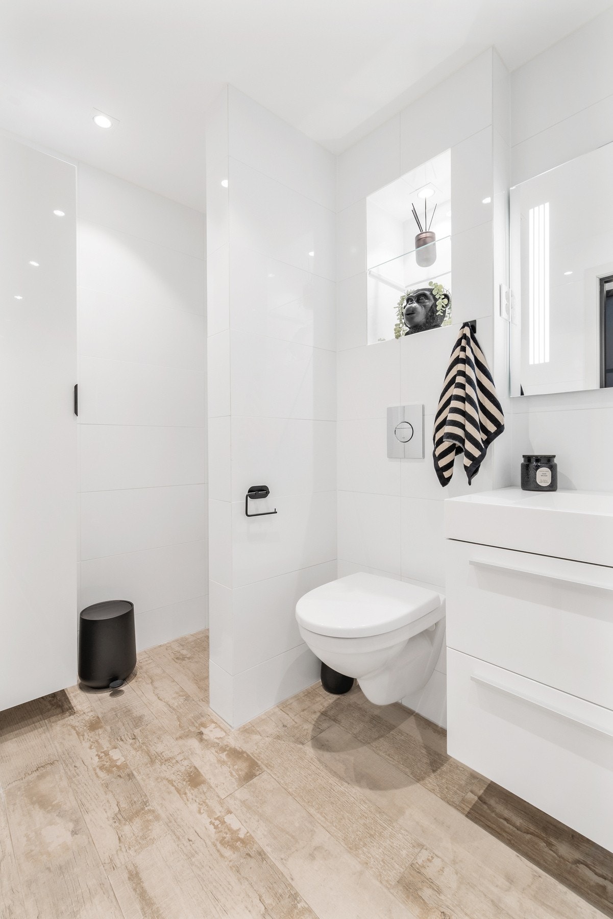 Det romslige badet har en praktisk nisje til vaskemaskin og tørketrommel. Galleribilde