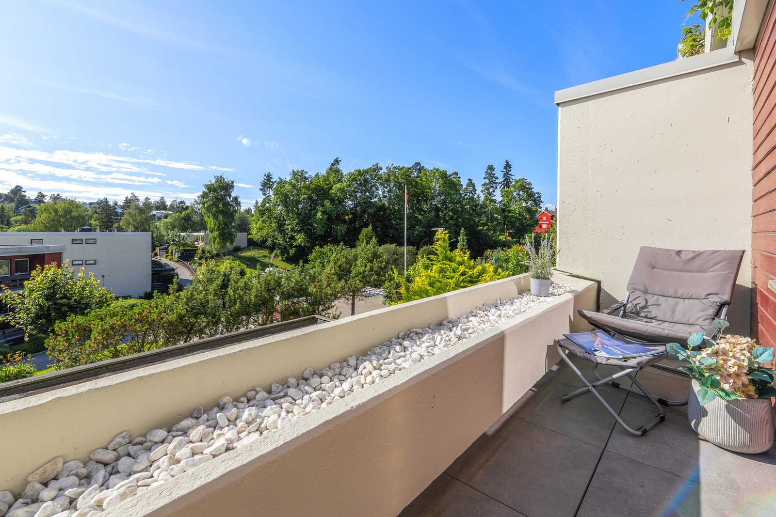 Den store blomsterkassen har lekker dekorsten og gjort klar for beplanting. Galleribilde