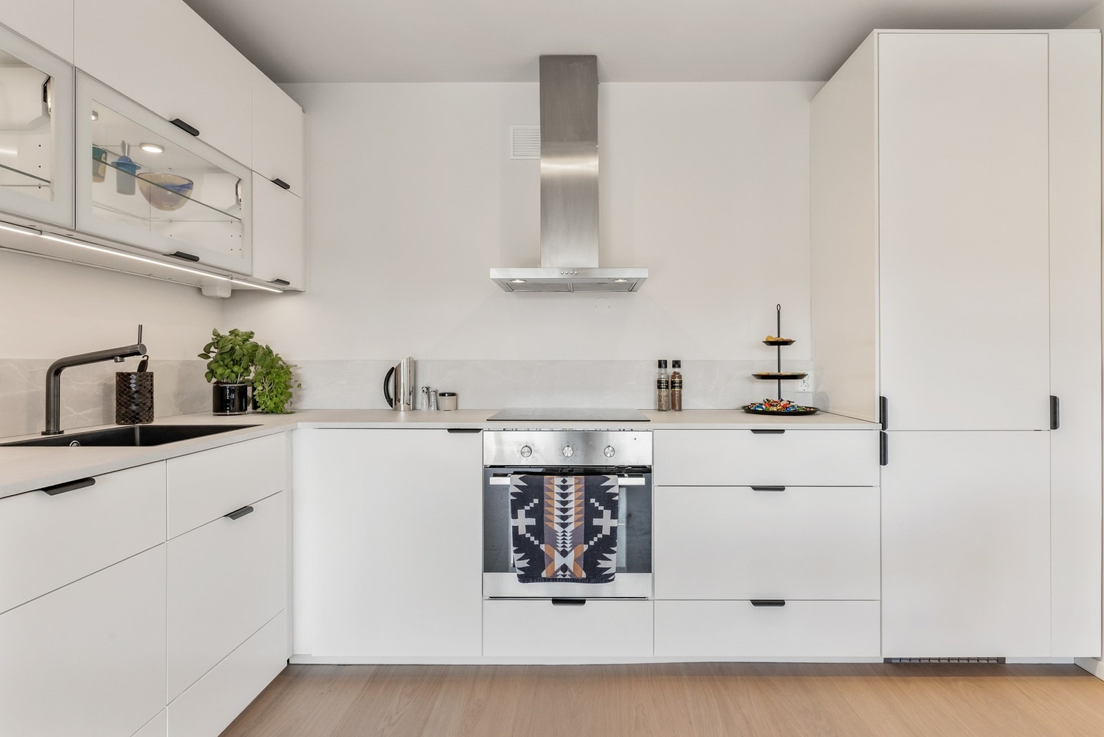 Kjøkkenet har rikelig med benkeplass som gjør matlaging både praktisk og effektivt. Galleribilde