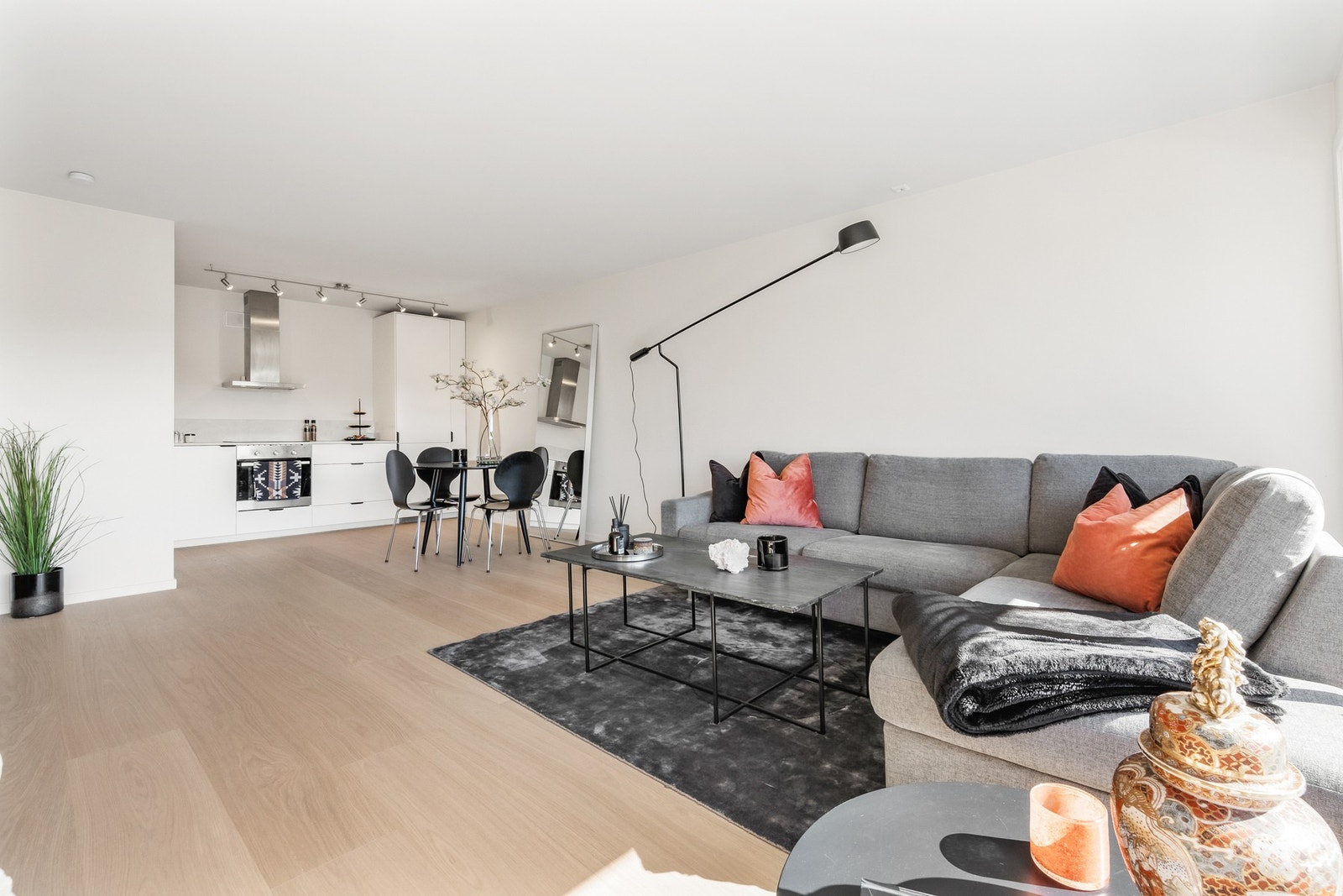 Leiligheten er nyoppusset i lyse farger og har romslige løsninger. Alle oppussingsarbeider er dokumentert og overleveres ny eier ved salg. Galleribilde