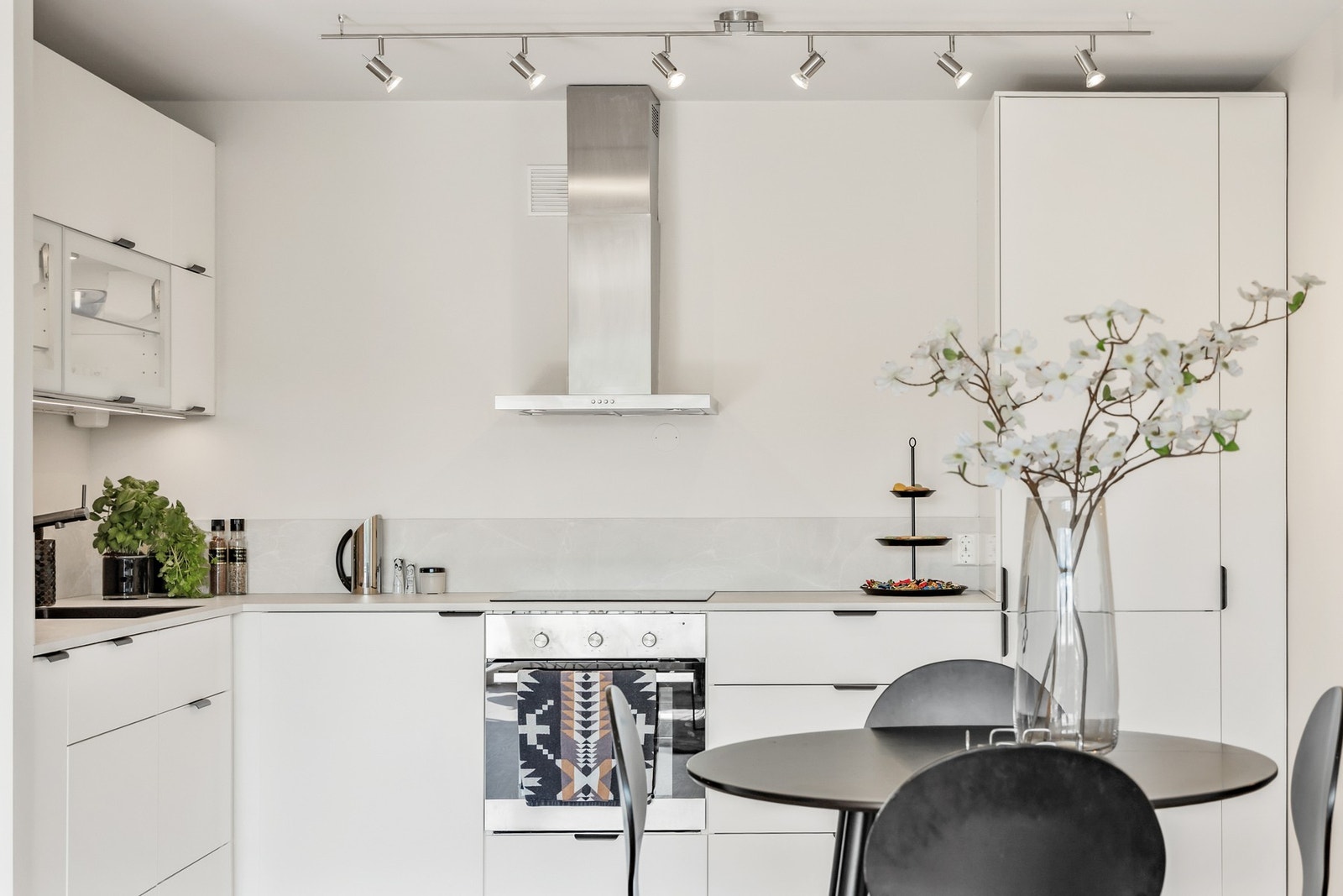 Fronter, håndtak, benkeplater, oppvaskkum med armatur oppgradert i 2025. Ny platetopp i 2023. Galleribilde