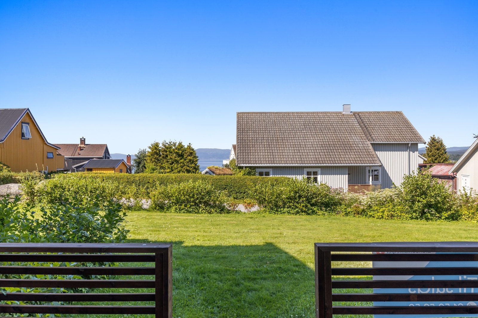 Sjøgløtt og gode solforhold kan nytes fra terrassen! Galleribilde