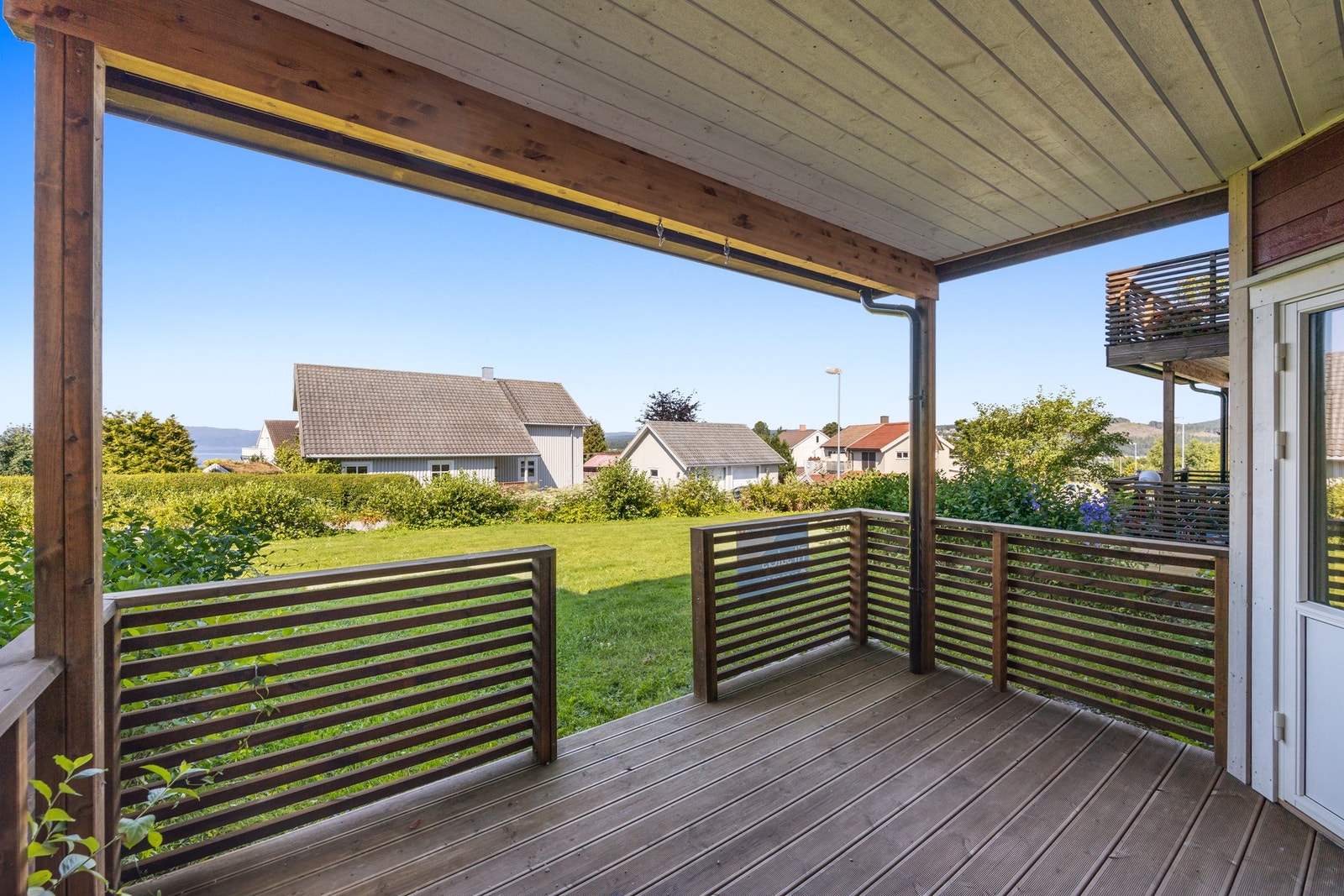 Fra stuen er det adkomst til hyggelig terrasse på 11 kvm. Galleribilde