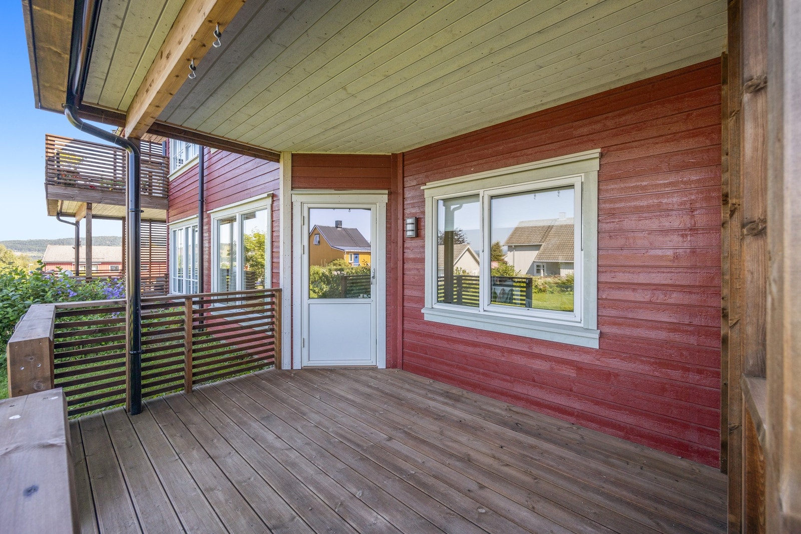 Det er bygd ny balkong og satt inn ny balkongdør i 2022 Galleribilde