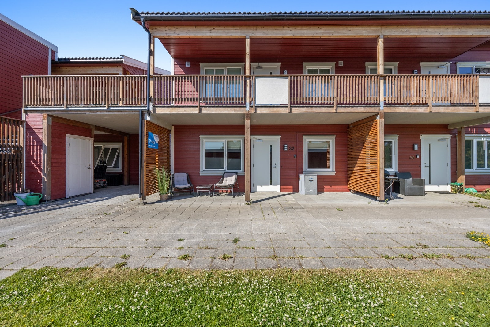 Levegg ved inngangsparti ble bygd i 2024. Lun krok hvor man kan nyte en kopp kaffe! Galleribilde