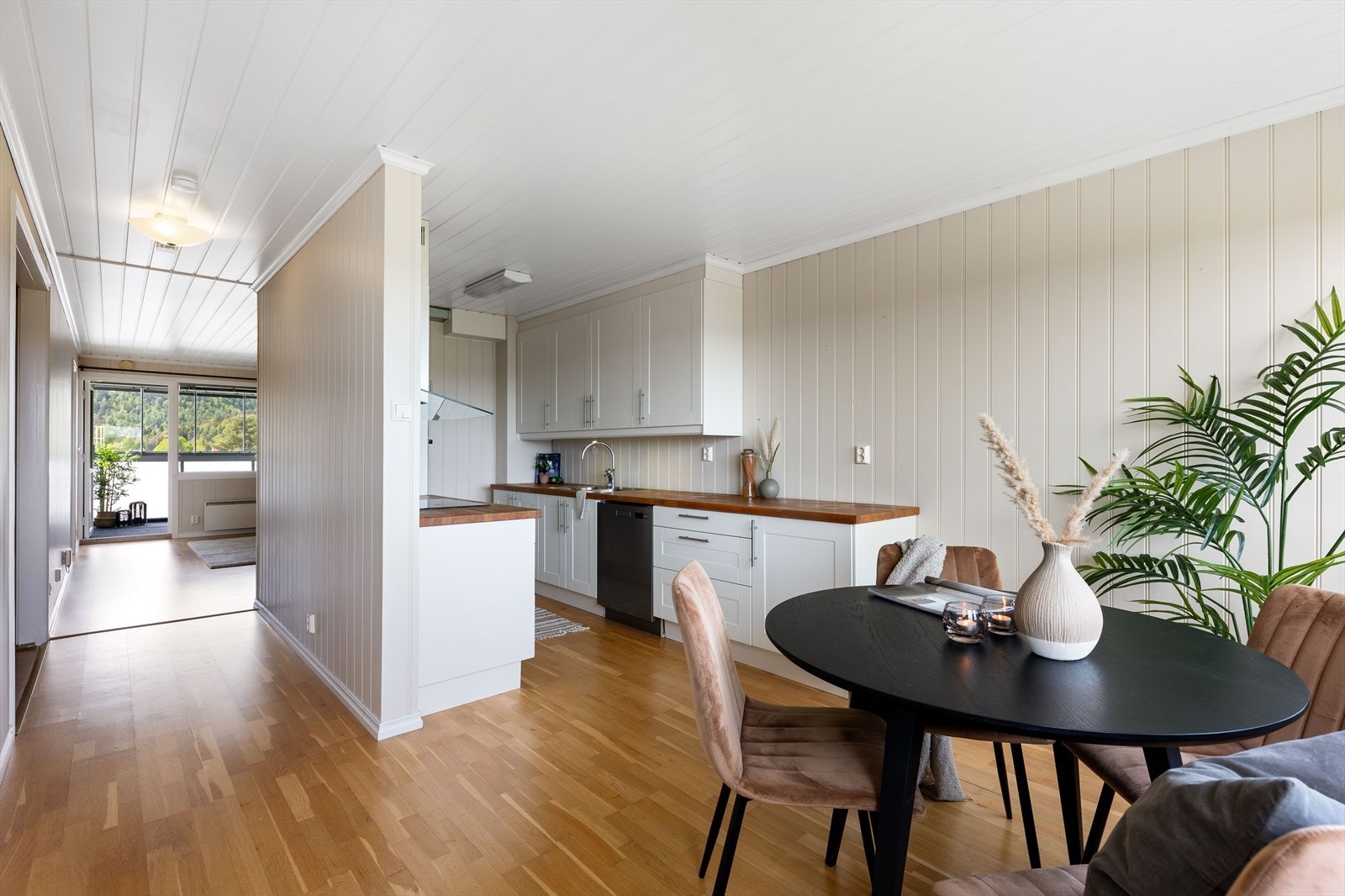 Et delikat og klassisk kjøkken som passer fint inn i leiligheten Galleribilde