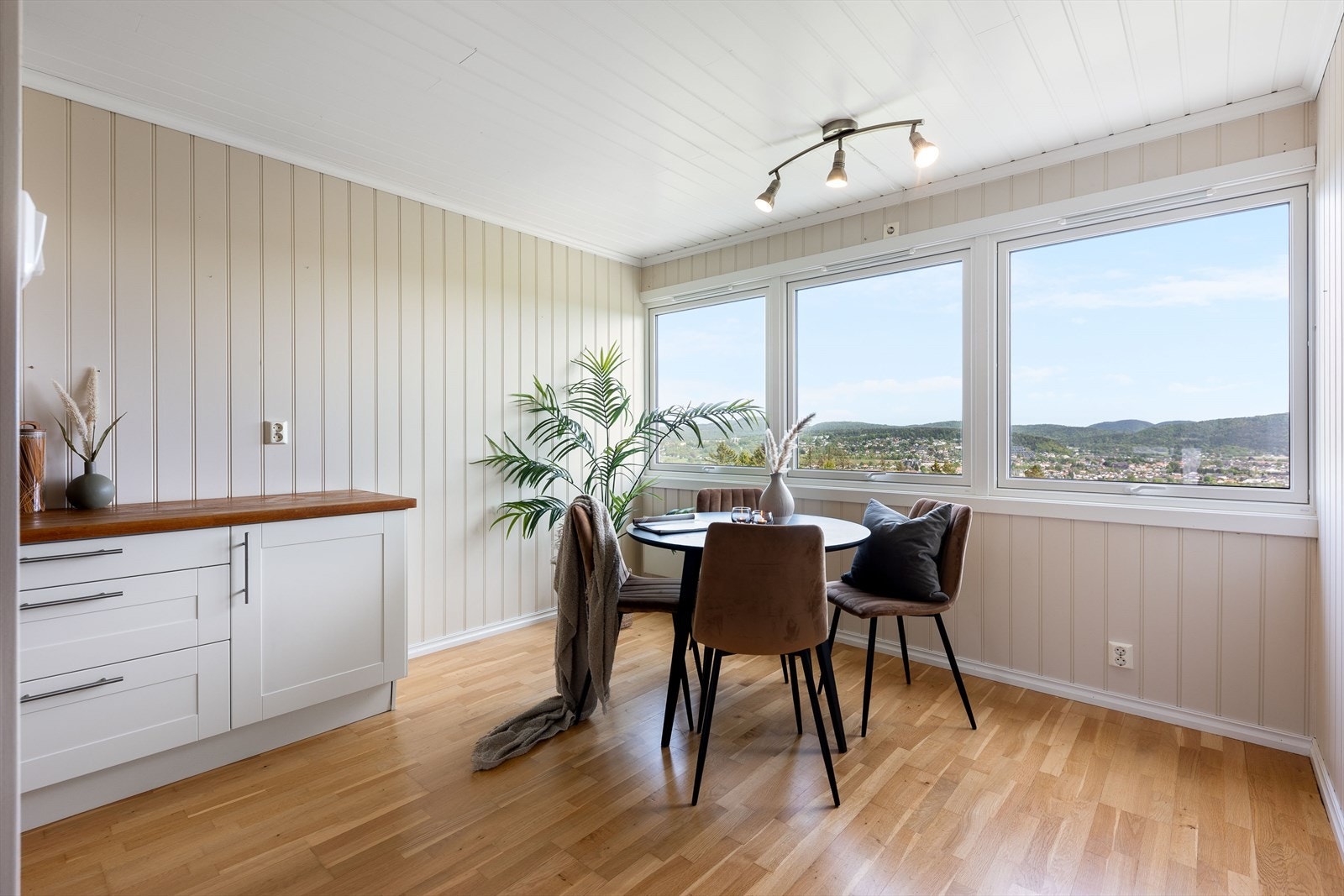 Det er også god plass til et spisebord ved vinduet på kjøkkenet, fint hvis det behøves leksehjelp under middagsforberedelsene Galleribilde