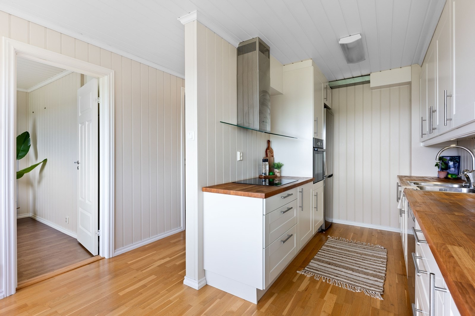 På kjøkkenet er det godt med både skap- og benkeplass, perfekt for de som er glad i lage mat eller bake Galleribilde