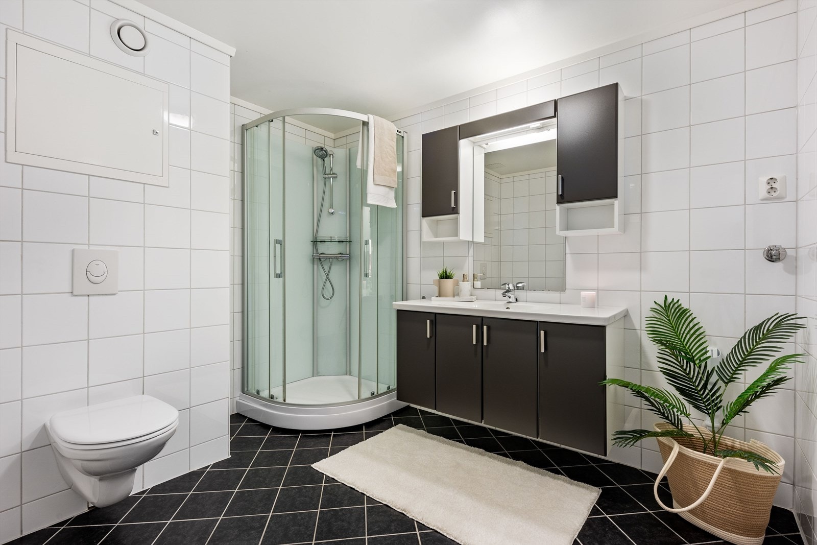 Flislagt bad av god størrelse som ble rehabilitert i regi av borettslaget i 2015 Galleribilde