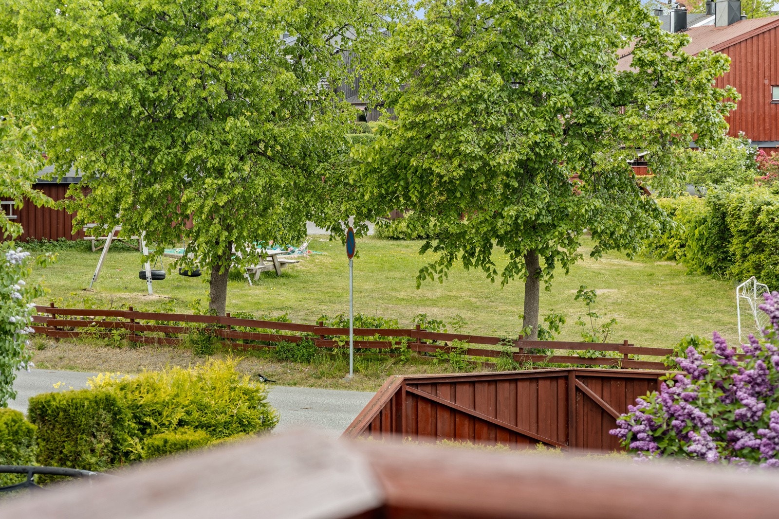 Balkongen hsar fint utsyn over hagen og nabolaget Galleribilde