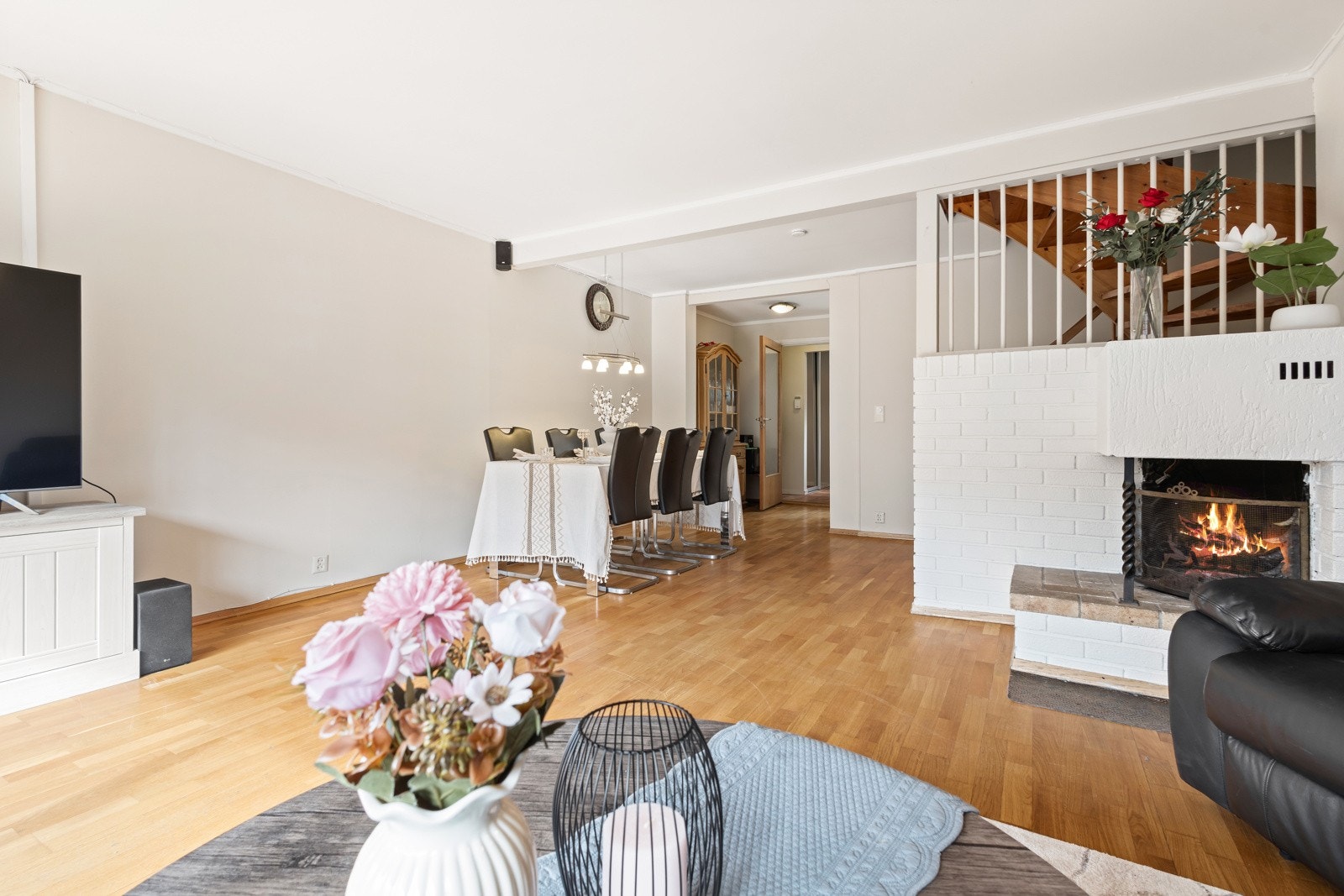 Rommet har peis som varmer godt på kaldere dager, samt utgang til vestvendt terrasse og hage Galleribilde