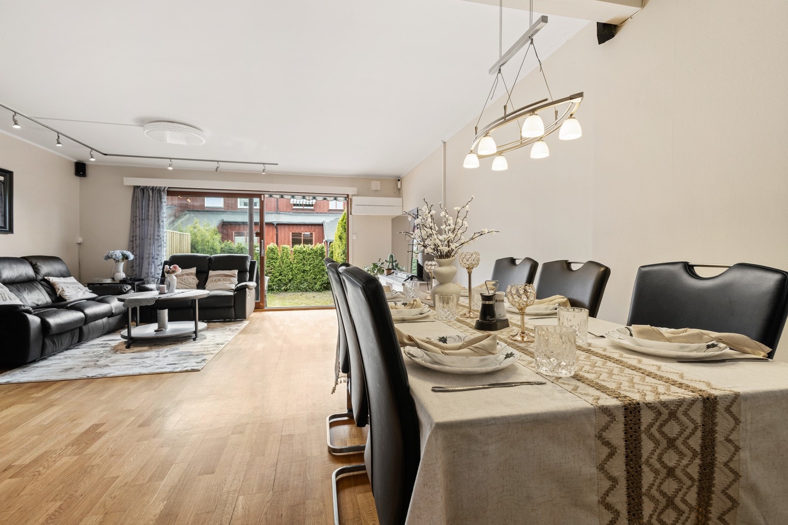 Boligen byr på en romslig stue med plass til både sofagruppe, spisebord og annet tilhørende møblement Galleribilde