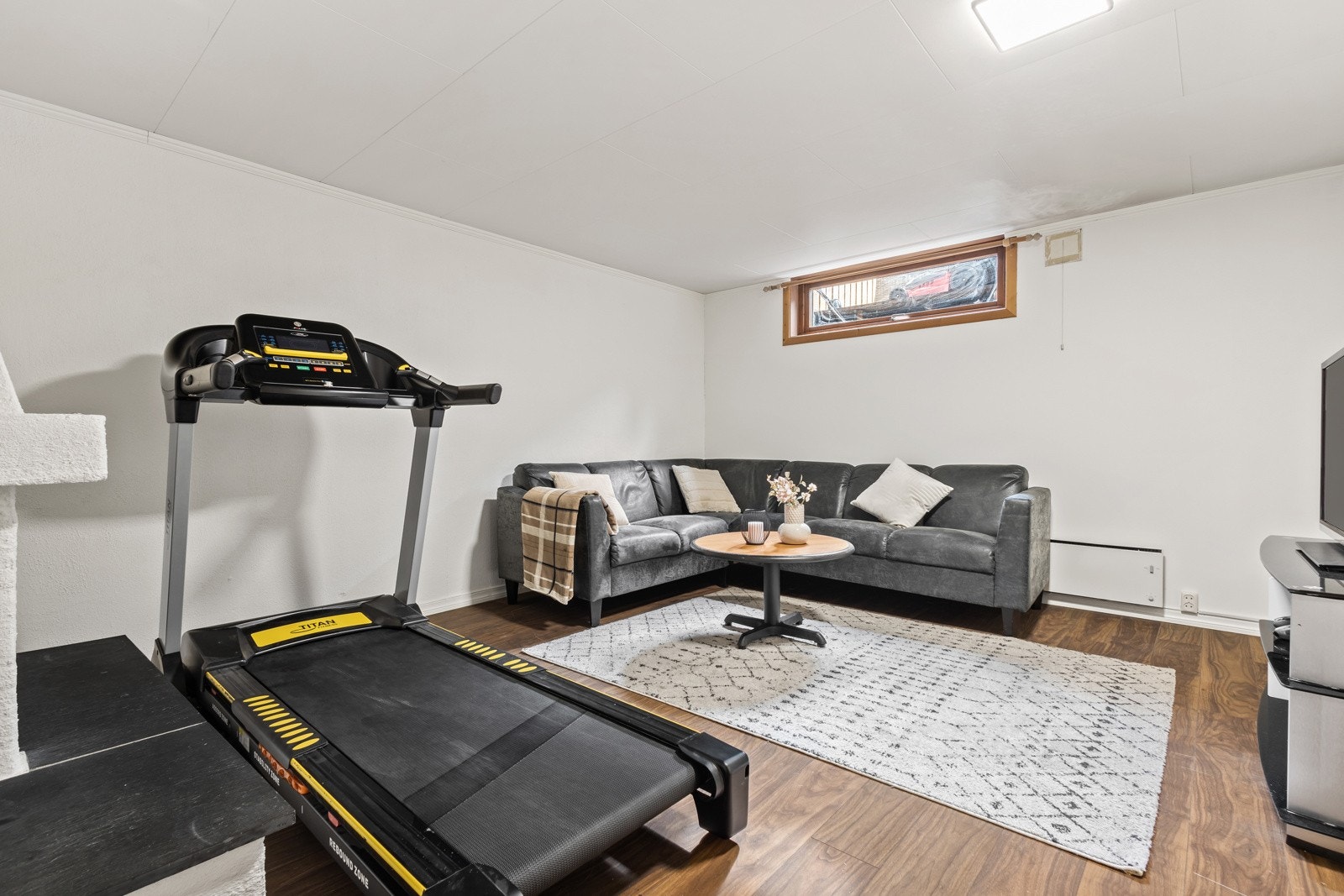 Hobbyrom i kjeller er innredet som kjellerstue og er et fint lekerom/ekstra TV-stue for de yngste Galleribilde