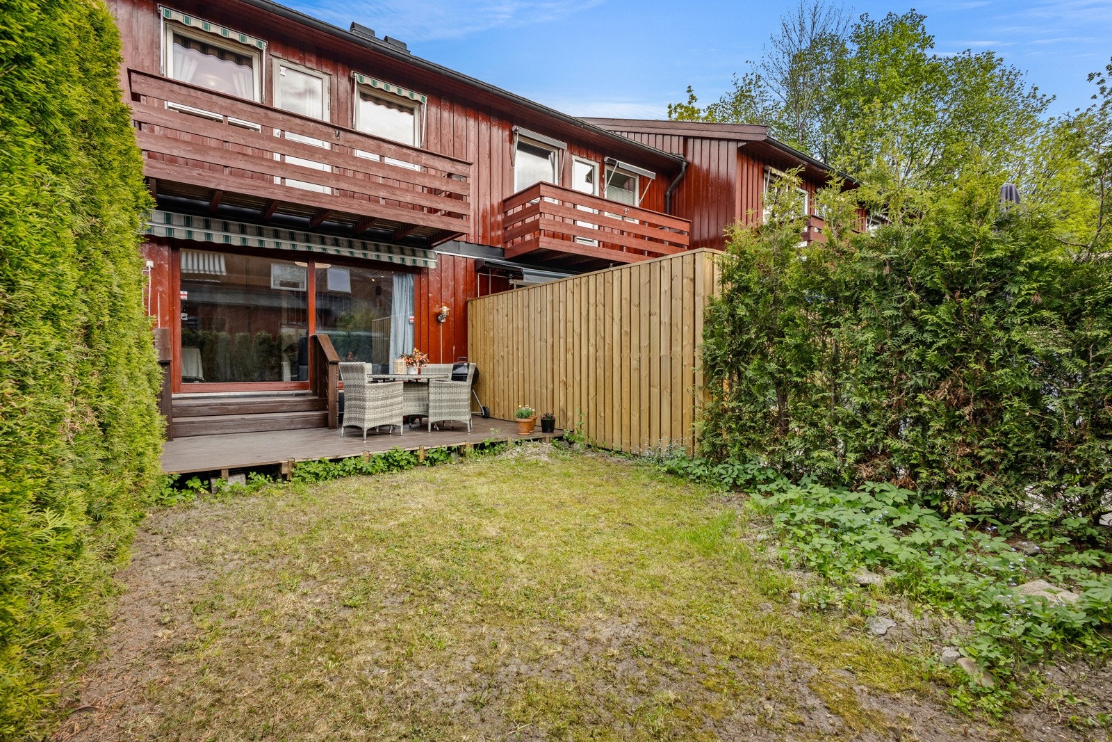 Solfylt terrasse og et frodig uteområde Galleribilde