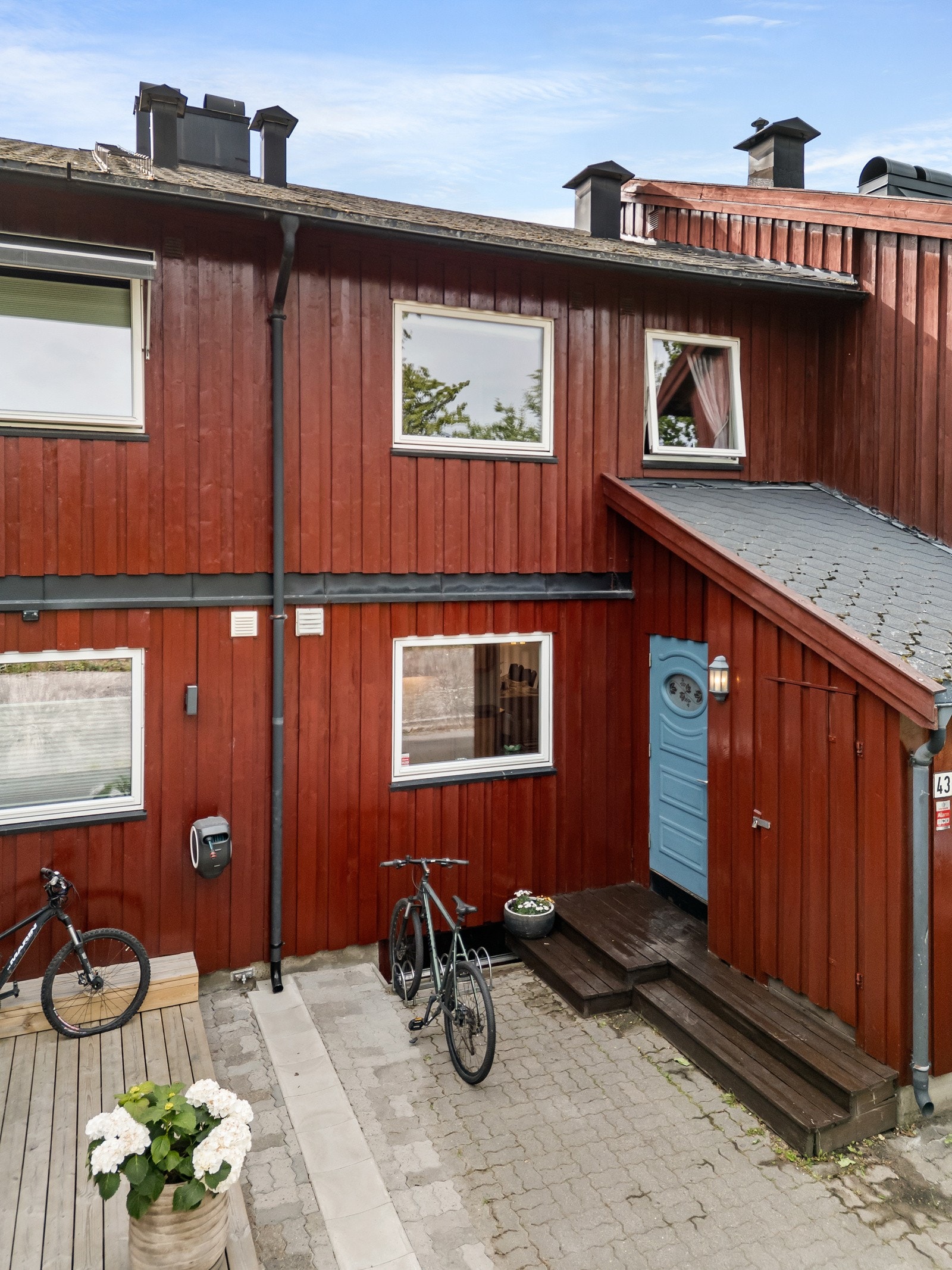 Utenfor inngangpartiet er det en praktisk utvendig bod Galleribilde