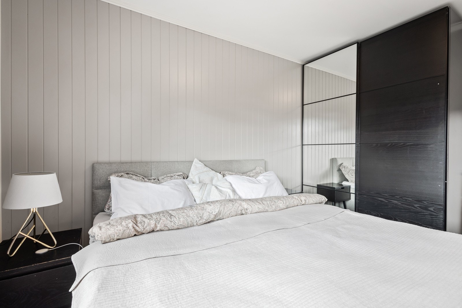 Hovedsoverom med garserobeløsnig og utgang til balkong Galleribilde