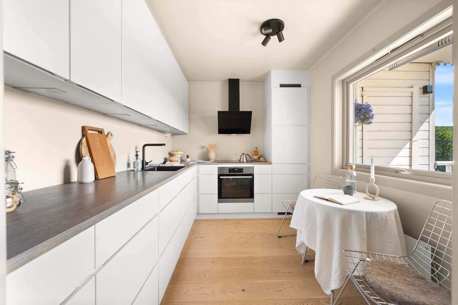 Pent kjøkken fra 2018 i nydelig utførelse. Galleribilde