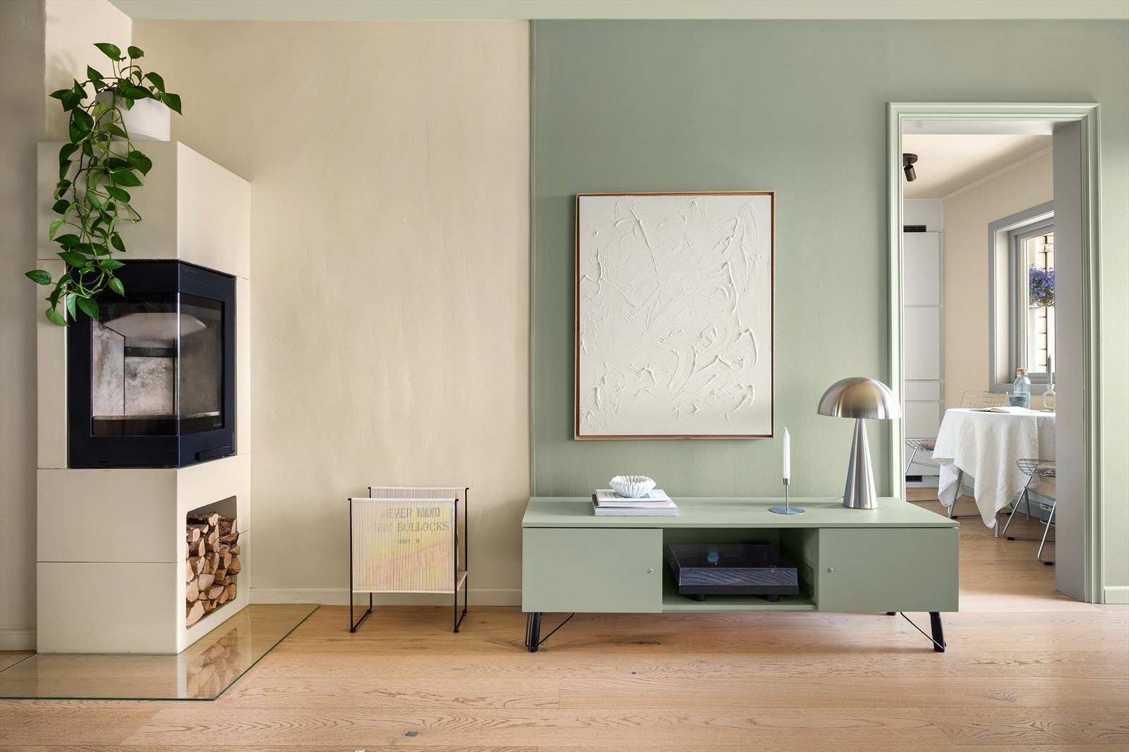 Store vindusflater gir rikelig med naturlig lys inn. Galleribilde