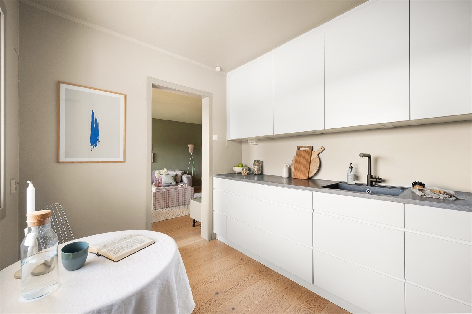 Det er god plass til et lite spisebord også på kjøkkenet. Galleribilde